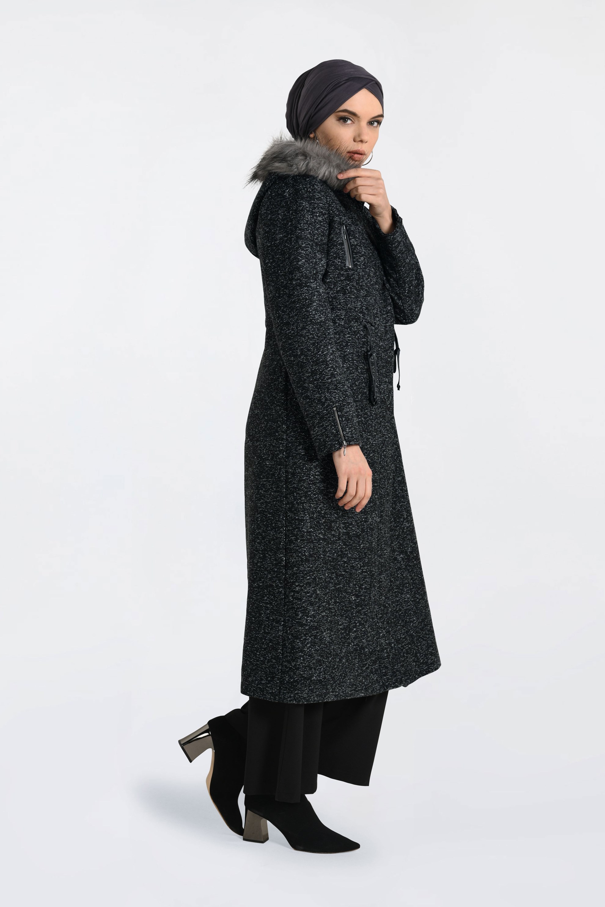 Tesettür giyim SİYAH BELİ BÜZGÜLÜ KIRÇILLI KABAN 9795