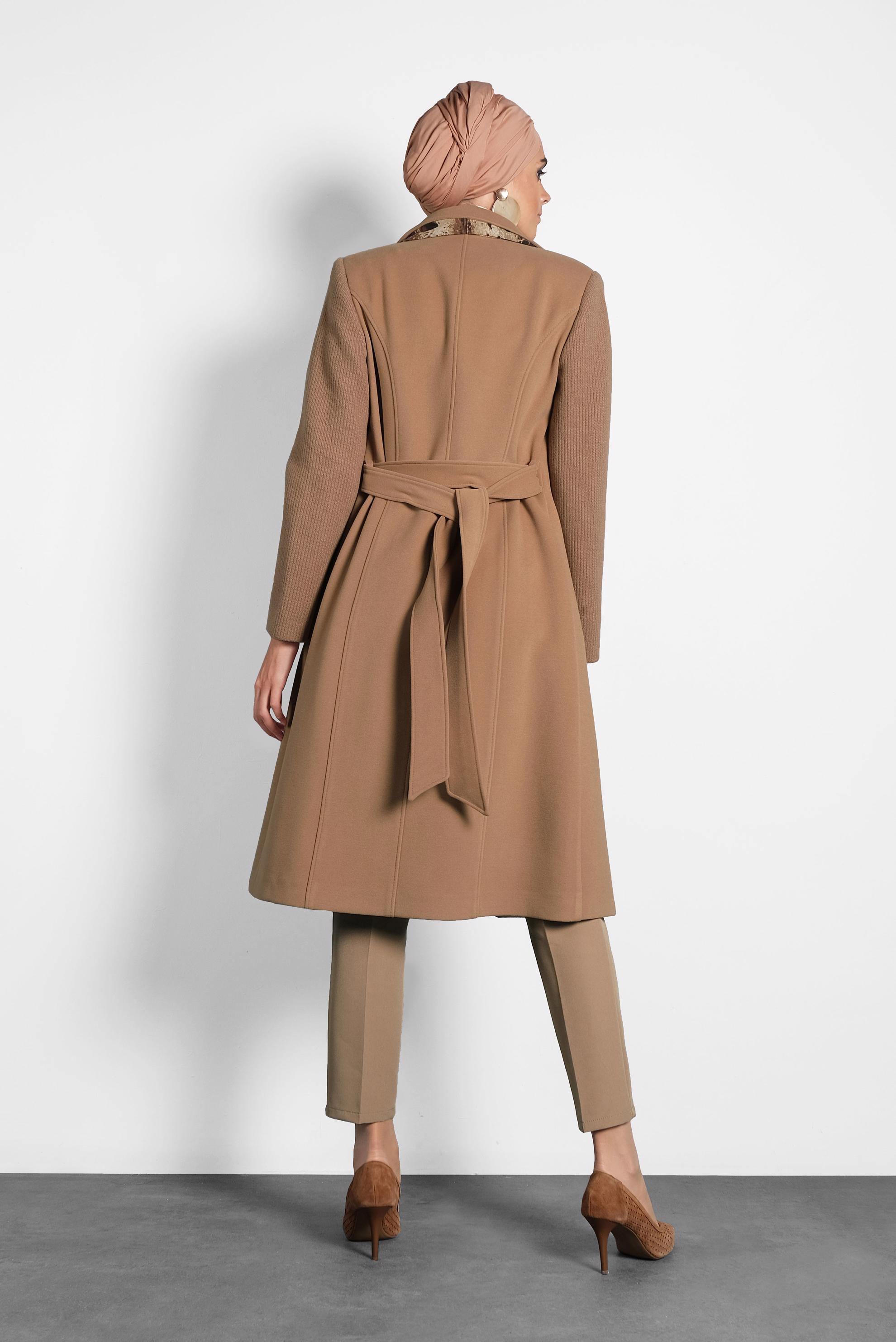 Tesettür giyim KAHVE DÜĞMELİ VE CEPLİ KAŞE KABAN 9800