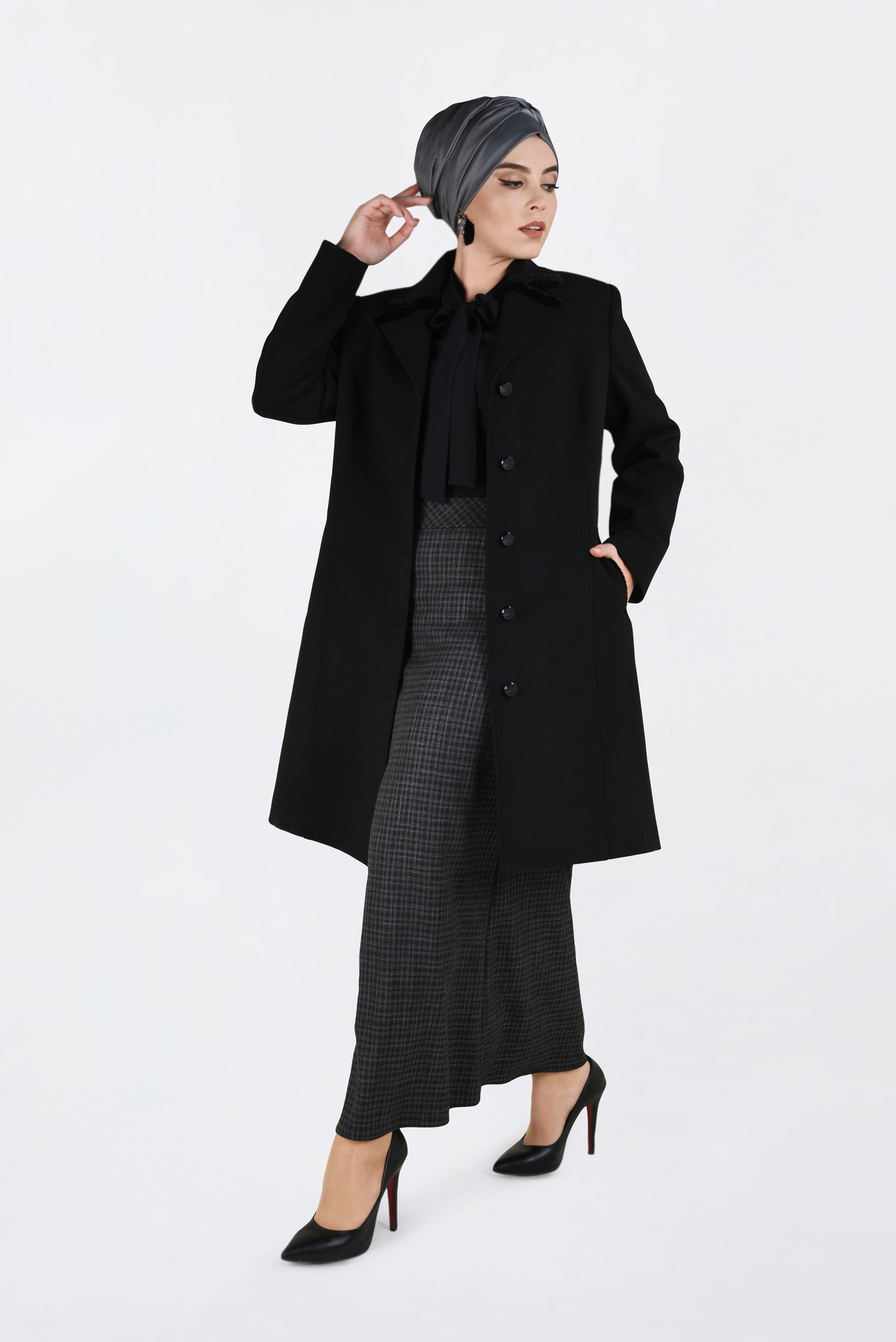 Tesettür giyim SİYAH BOYDAN DÜĞMELİ SİVRİ YAKA KAŞE KABAN 9808