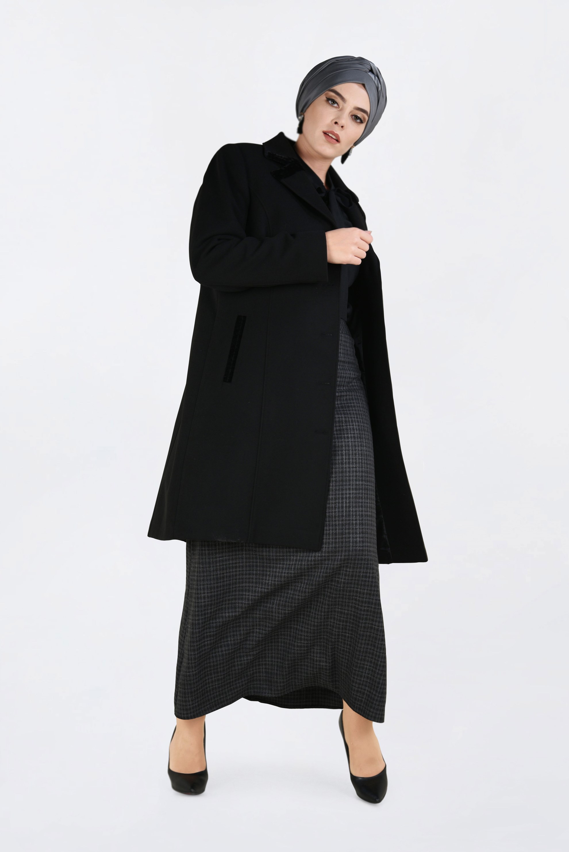 Tesettür giyim SİYAH BOYDAN DÜĞMELİ SİVRİ YAKA KAŞE KABAN 9808