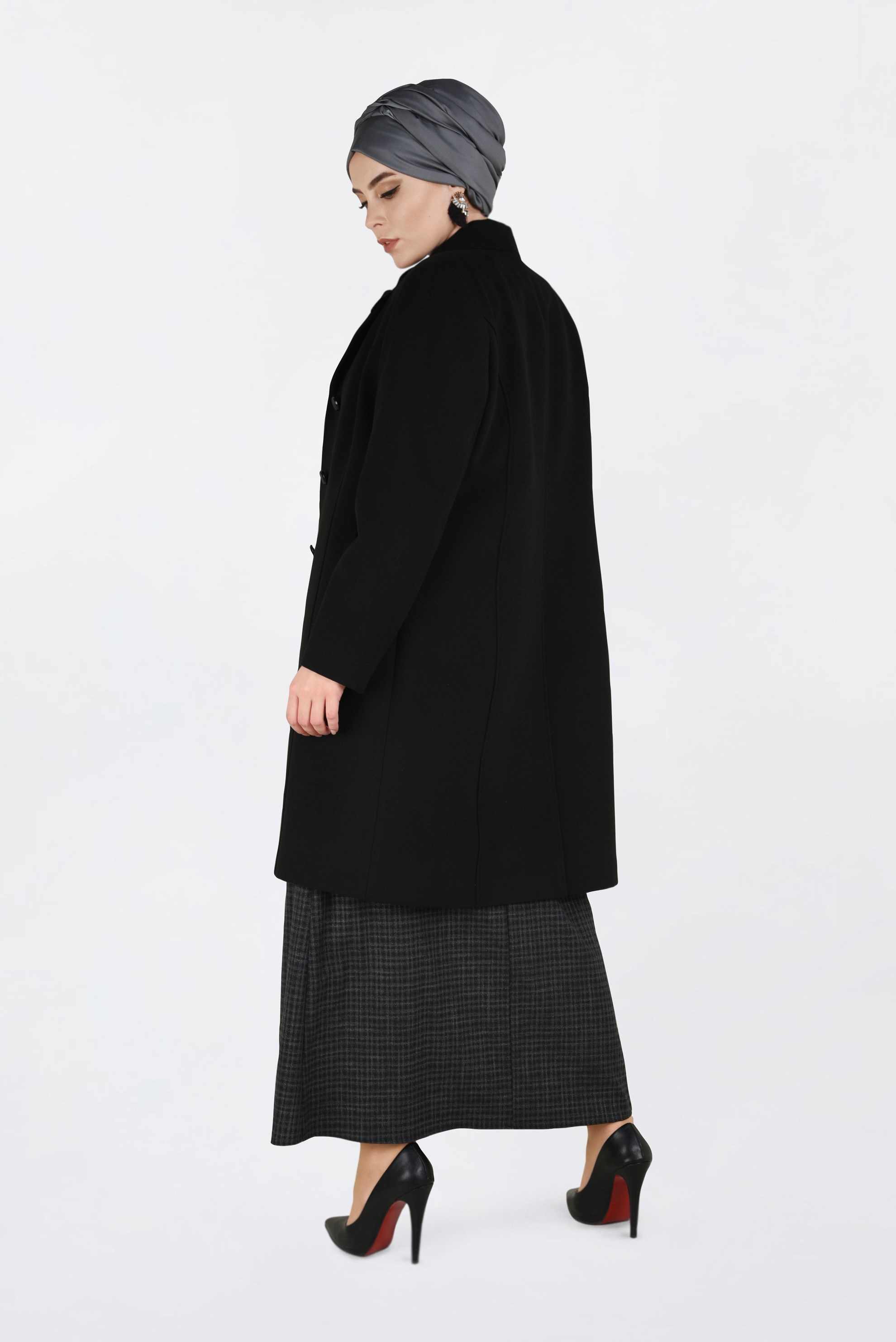 Tesettür giyim SİYAH BOYDAN DÜĞMELİ SİVRİ YAKA KAŞE KABAN 9808