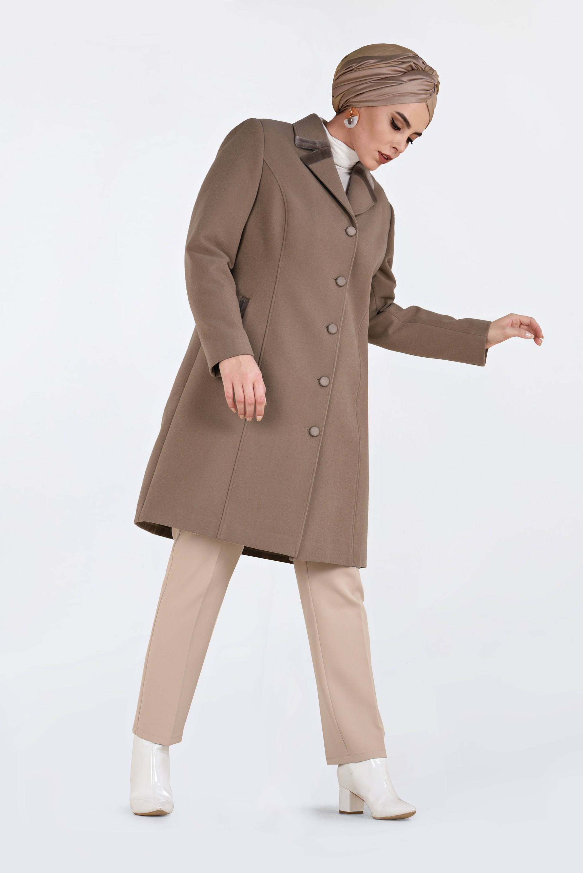 Tesettür giyim BEJ BOYDAN DÜĞMELİ SİVRİ YAKA KAŞE KABAN 9808