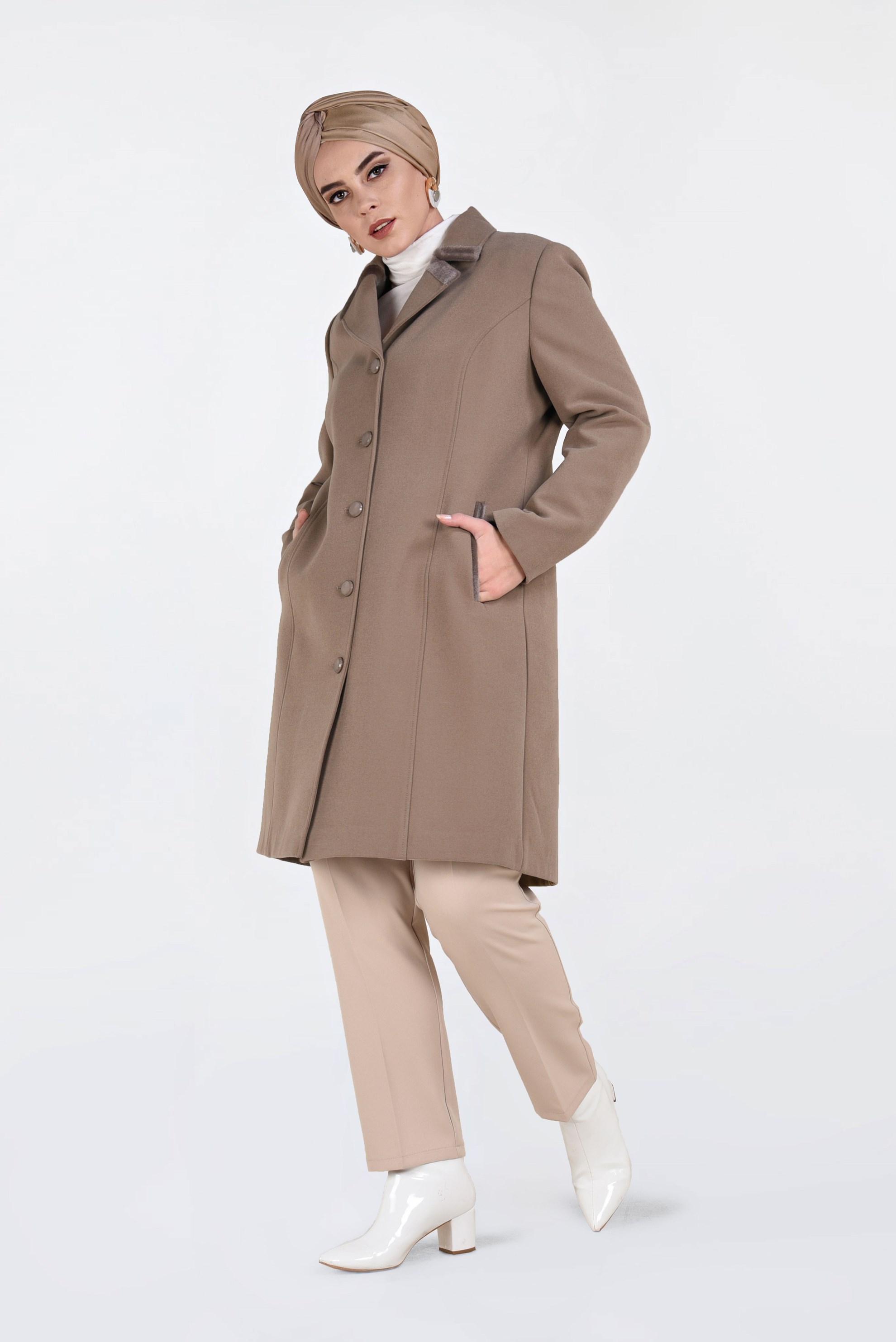 Tesettür giyim BEJ BOYDAN DÜĞMELİ SİVRİ YAKA KAŞE KABAN 9808
