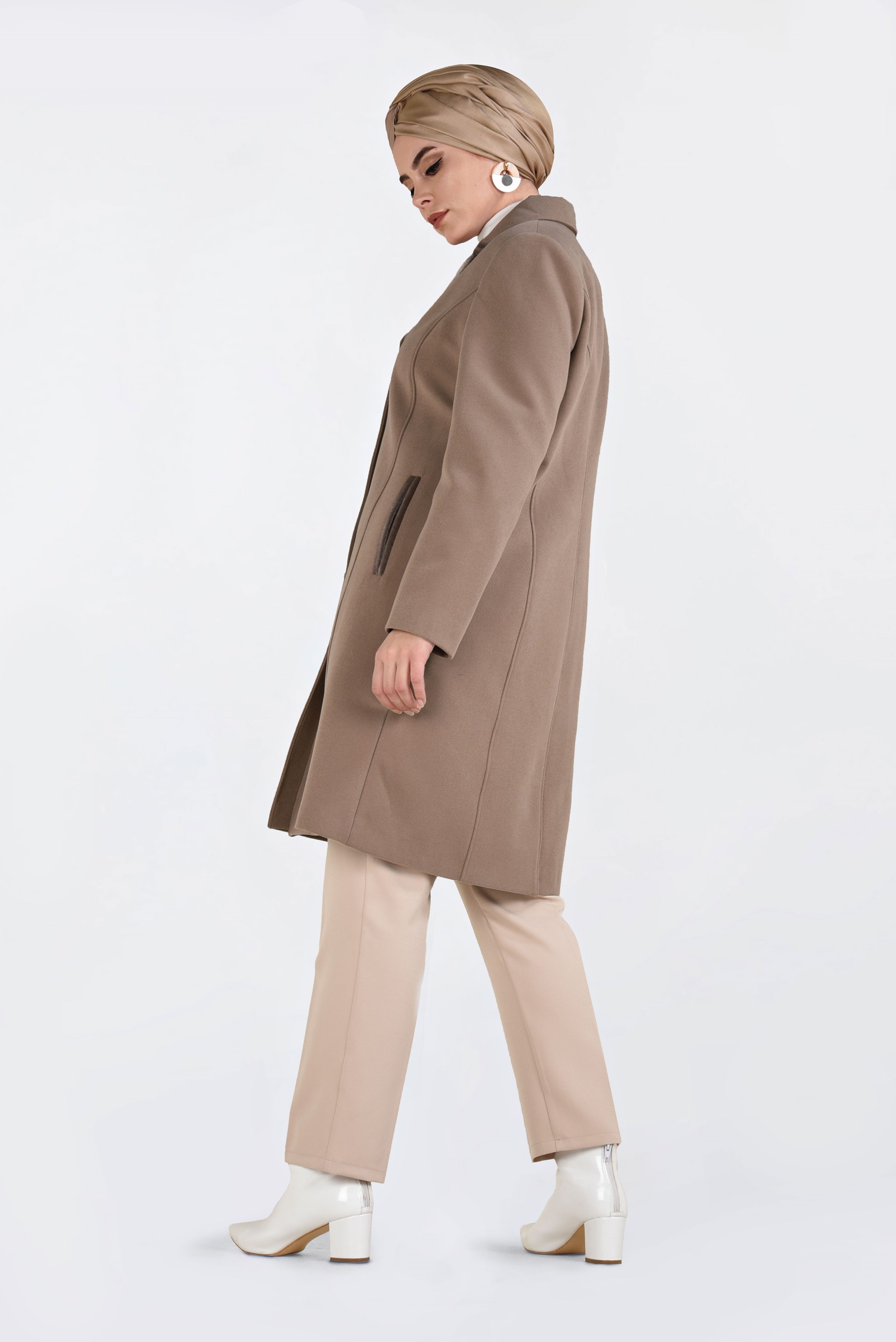 Tesettür giyim BEJ BOYDAN DÜĞMELİ SİVRİ YAKA KAŞE KABAN 9808