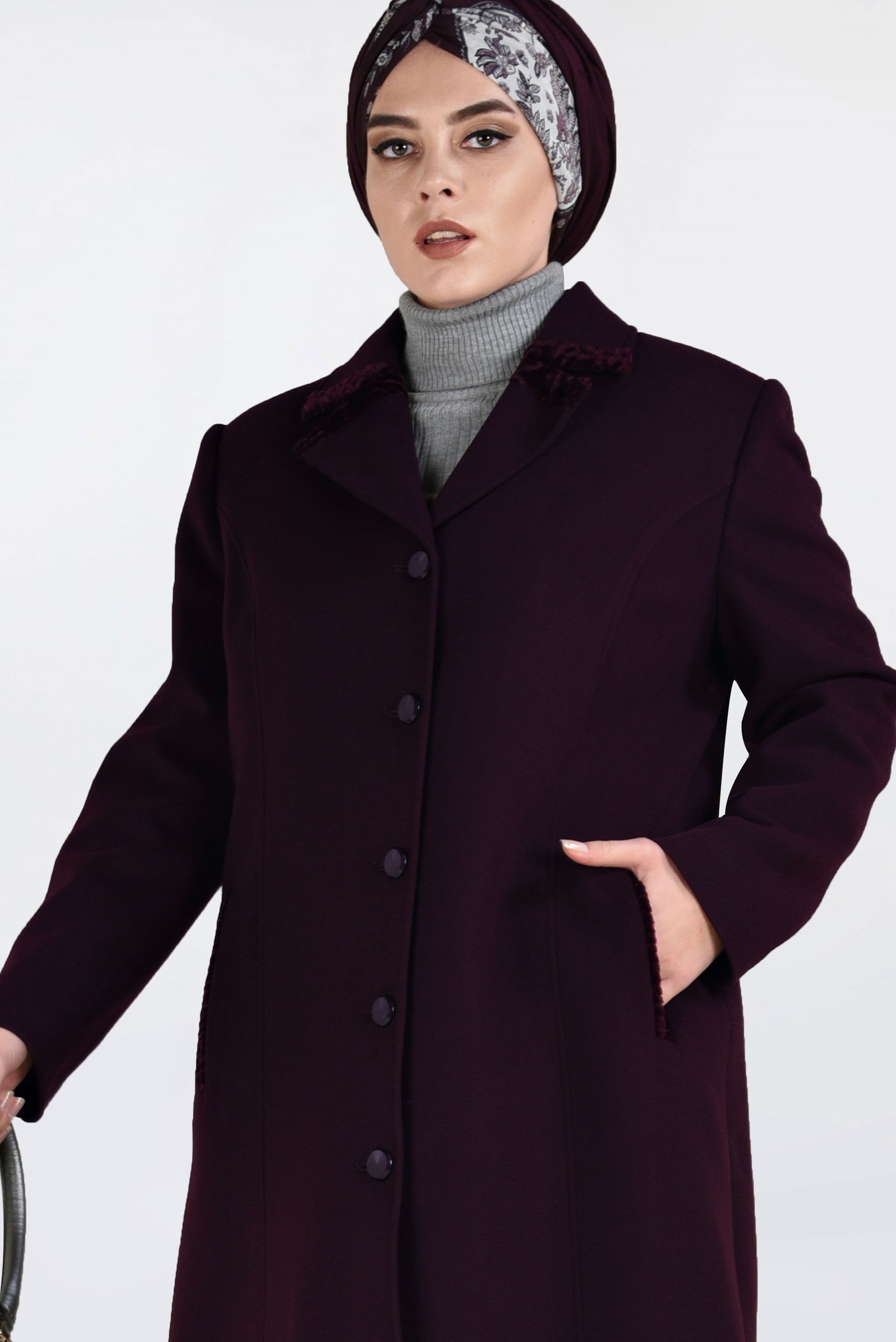 Tesettür giyim MÜRDÜM BOYDAN DÜĞMELİ SİVRİ YAKA KAŞE KABAN 9808
