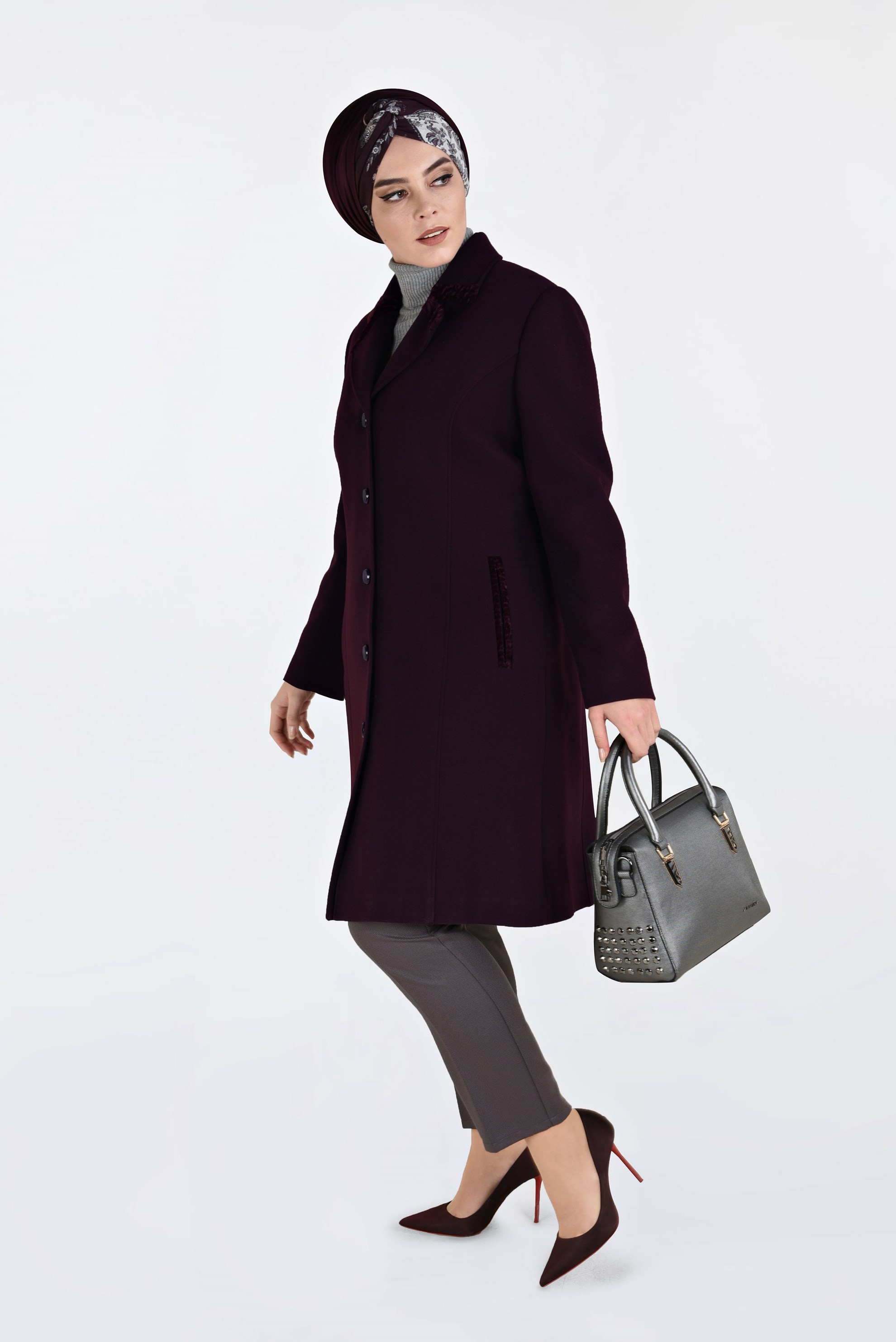 Tesettür giyim MÜRDÜM BOYDAN DÜĞMELİ SİVRİ YAKA KAŞE KABAN 9808