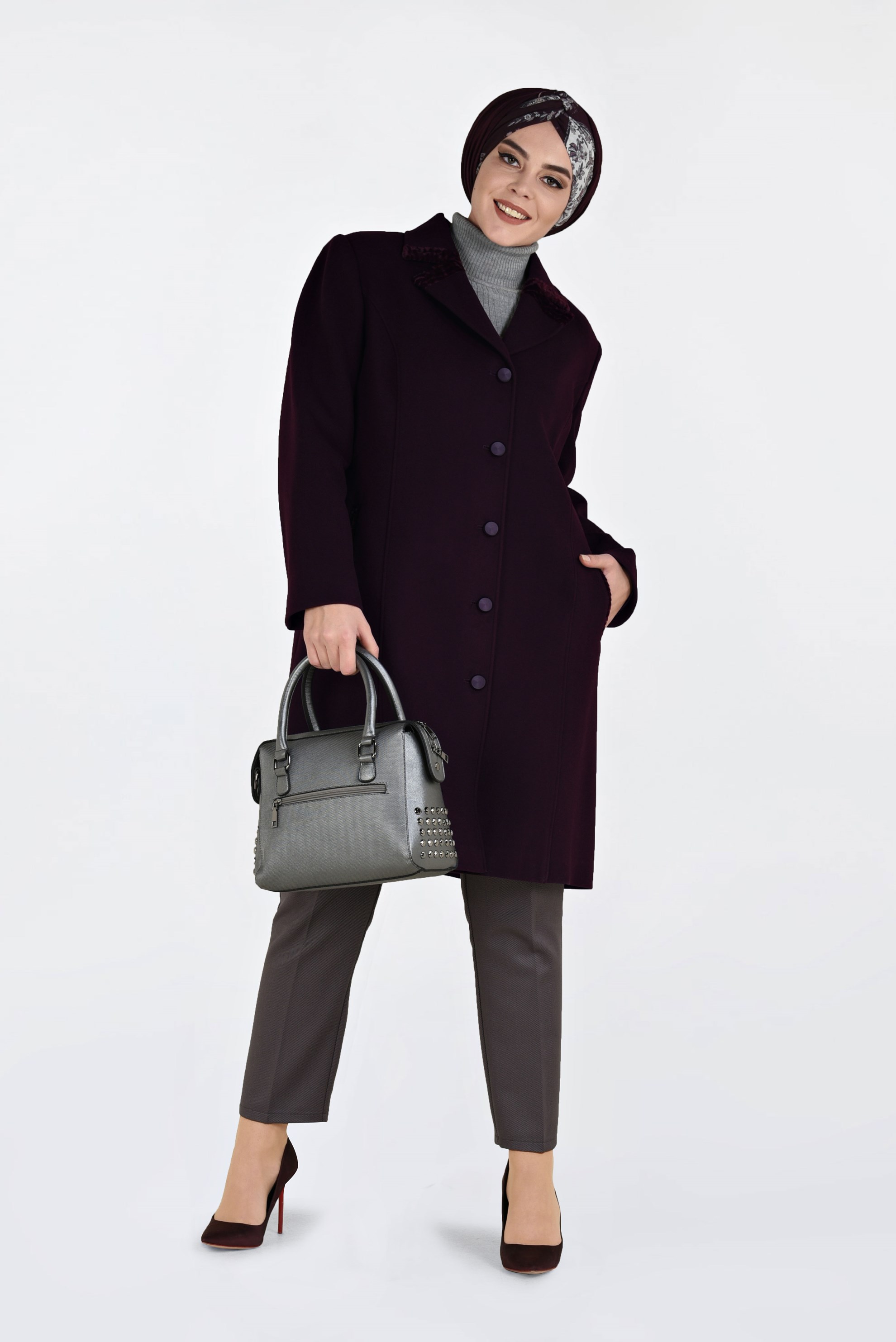 Tesettür giyim MÜRDÜM BOYDAN DÜĞMELİ SİVRİ YAKA KAŞE KABAN 9808