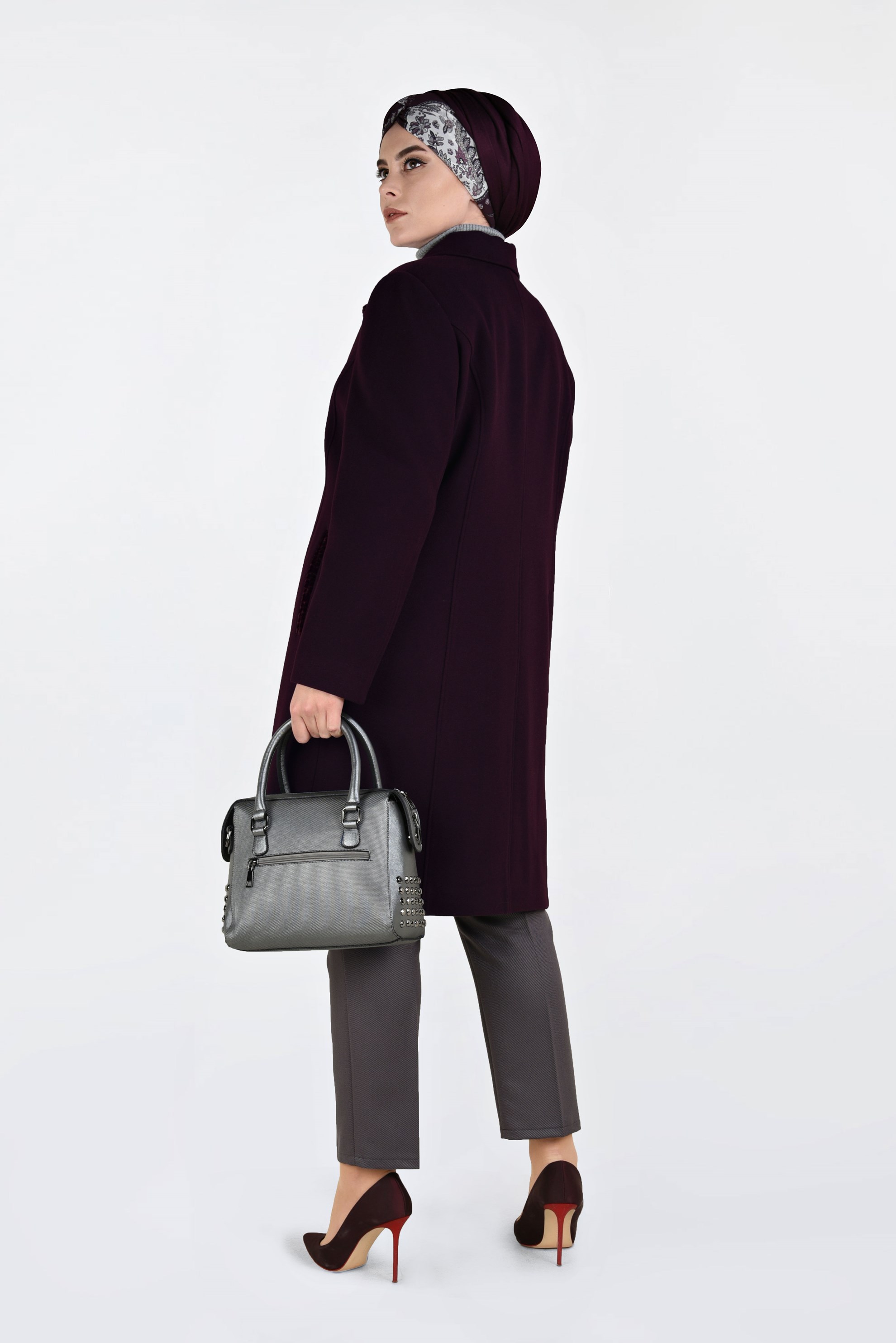 Tesettür giyim MÜRDÜM BOYDAN DÜĞMELİ SİVRİ YAKA KAŞE KABAN 9808