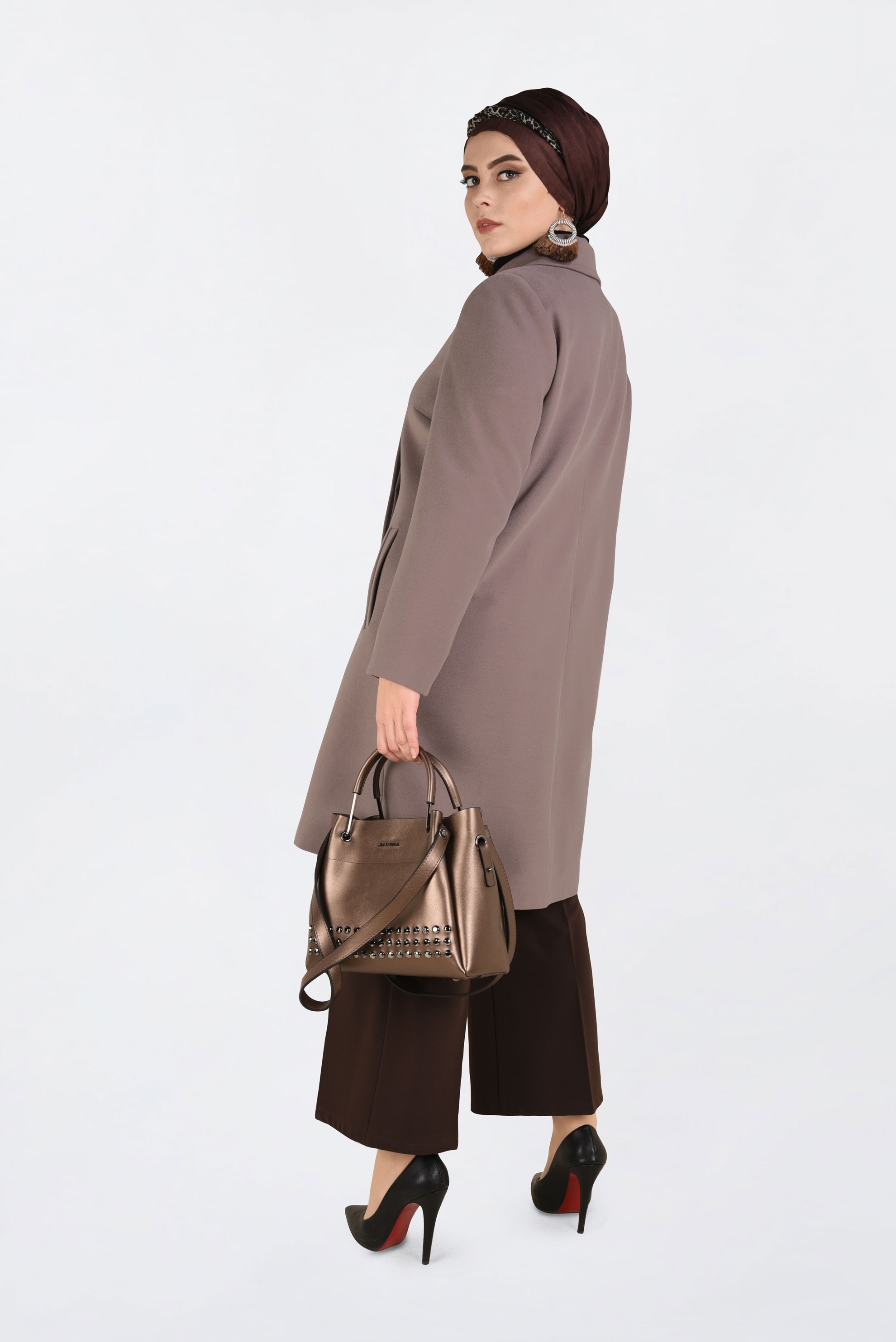 Tesettür giyim VİZON YAKASI BROŞ DETAYLI KABAN 9810