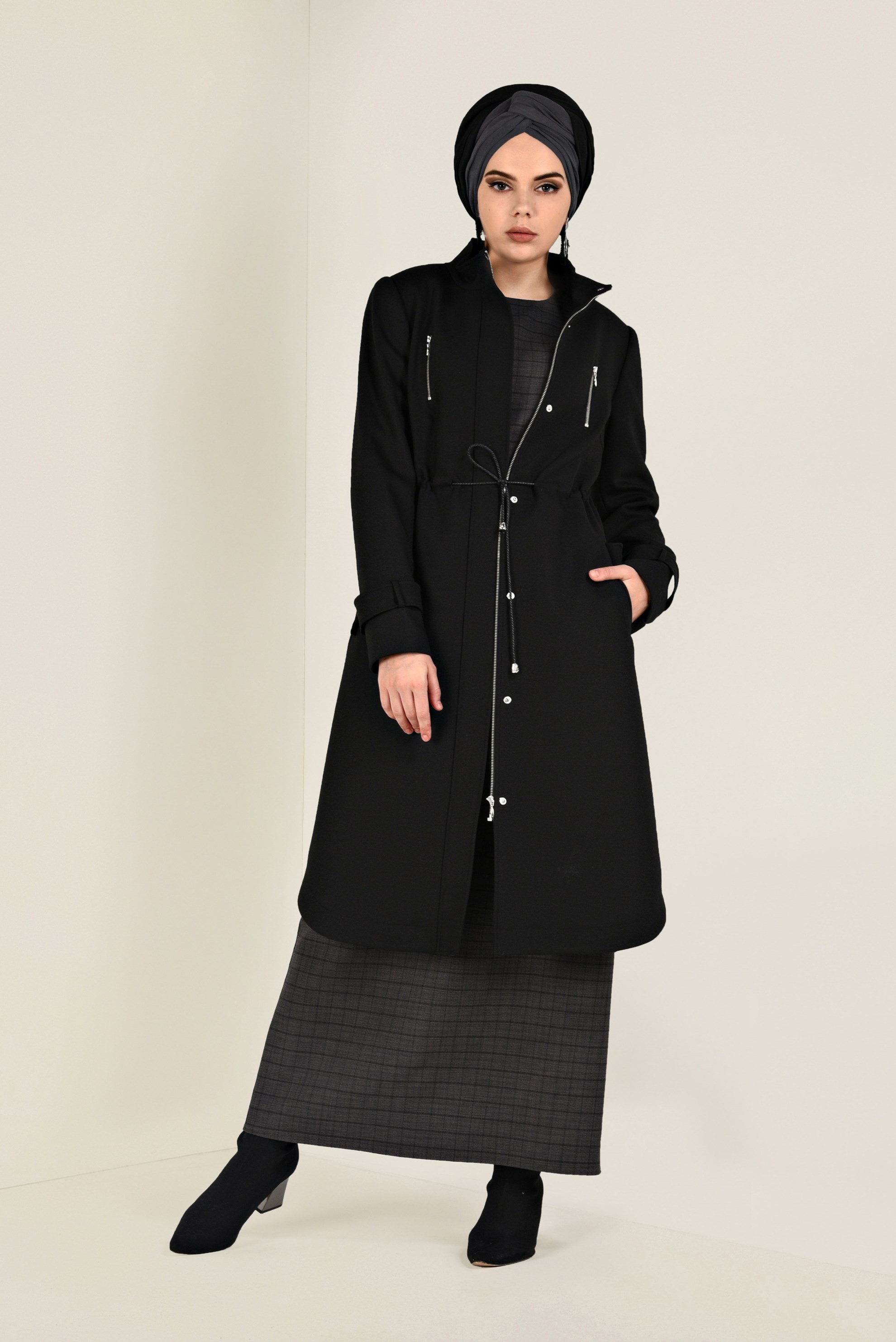 Tesettür giyim SİYAH FERMUARLI BELİ BÜZGÜLÜ KABAN 9812