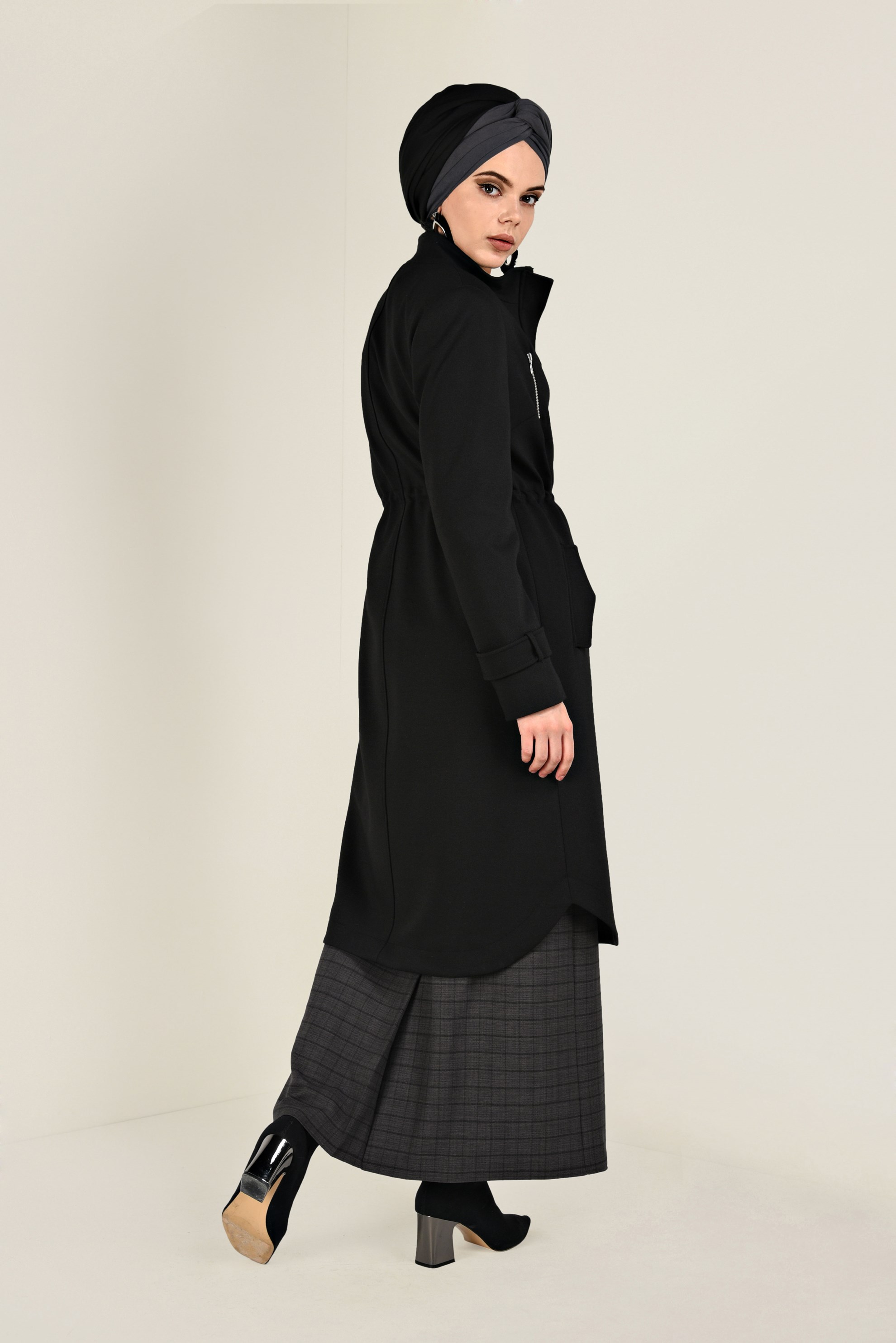 Tesettür giyim SİYAH FERMUARLI BELİ BÜZGÜLÜ KABAN 9812