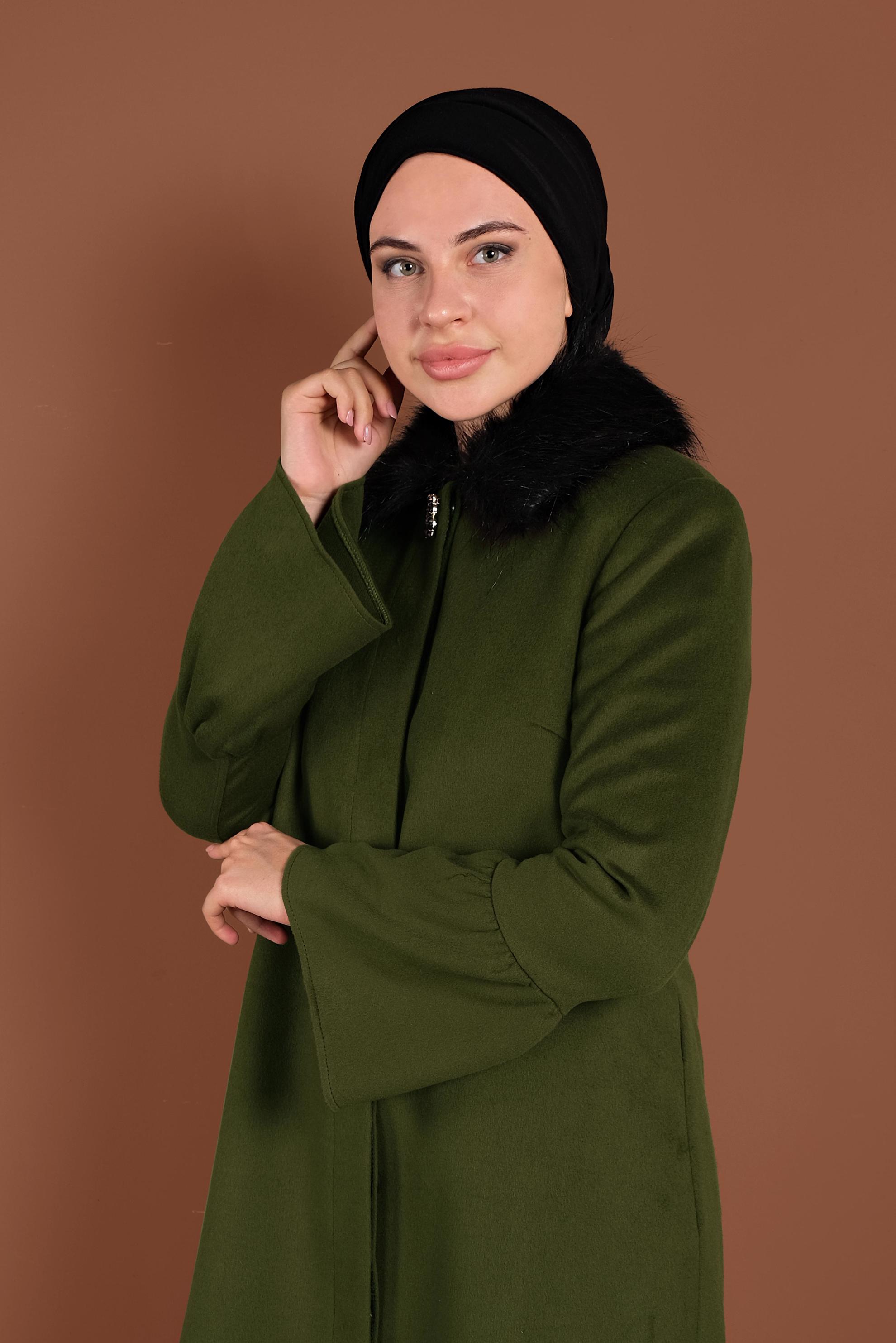 Tesettür giyim YEŞİL YAKASI KÜRKLÜ KOLLARI VOLANLI KABAN 9815 