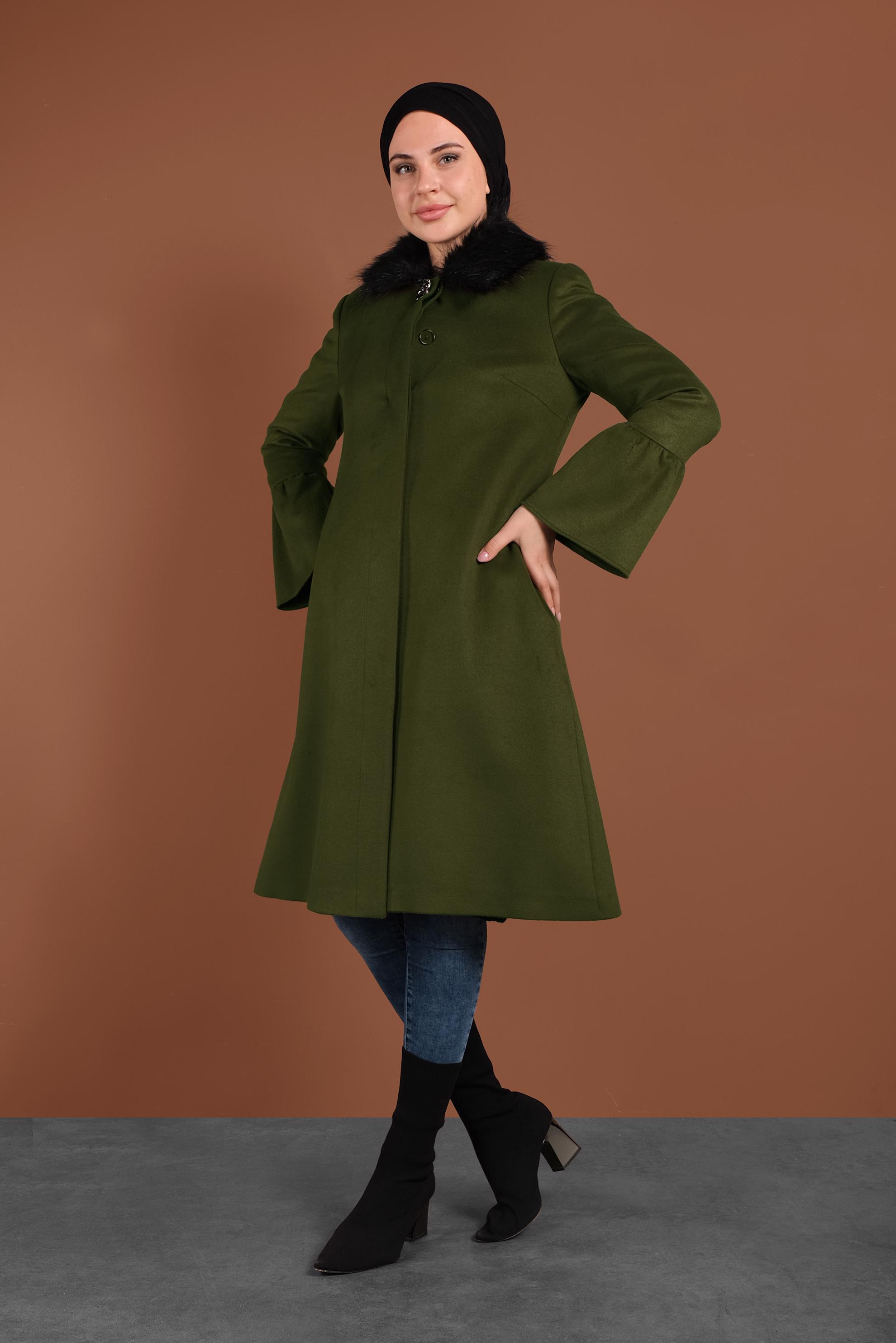 Tesettür giyim YEŞİL YAKASI KÜRKLÜ KOLLARI VOLANLI KABAN 9815 