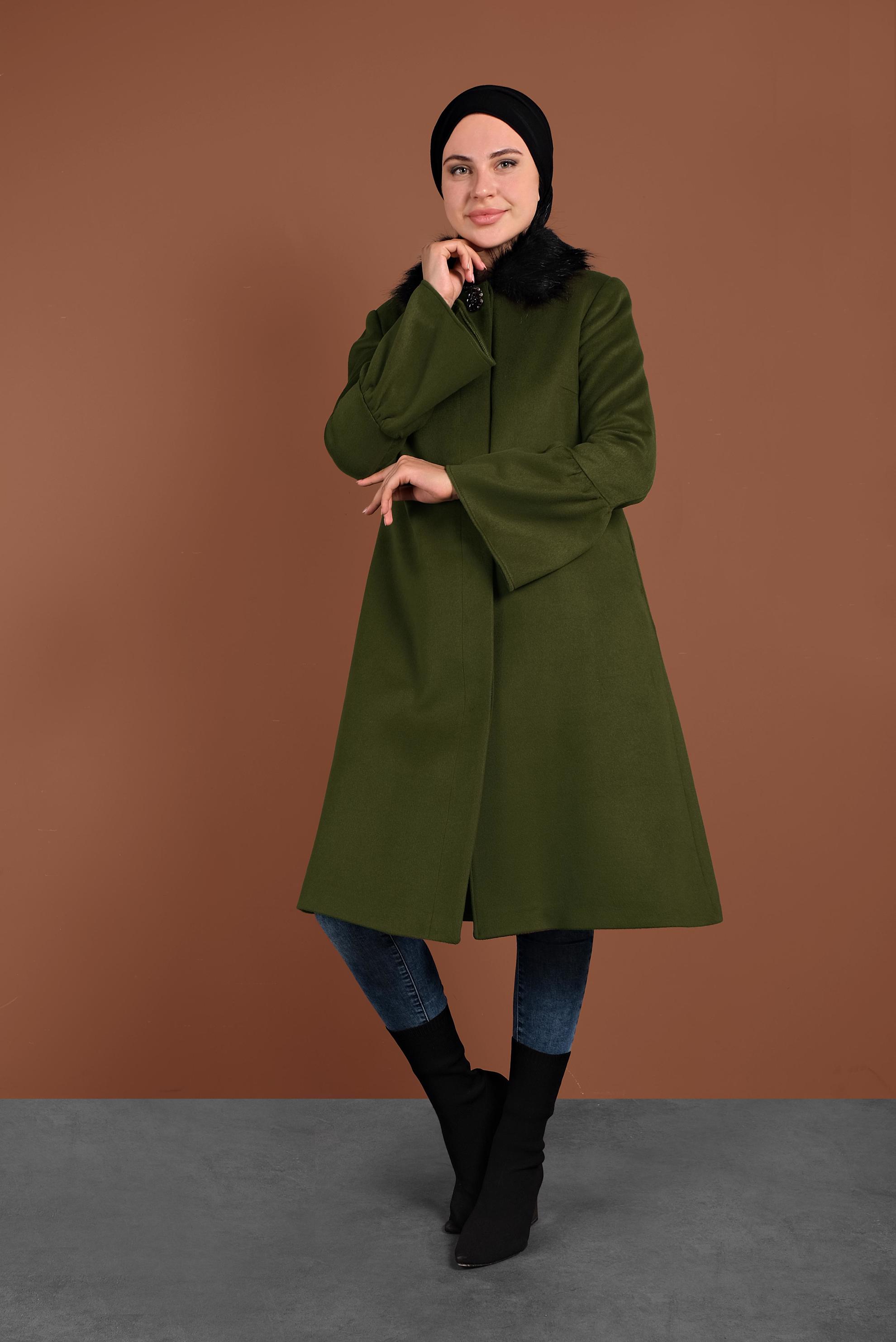 Tesettür giyim YEŞİL YAKASI KÜRKLÜ KOLLARI VOLANLI KABAN 9815 