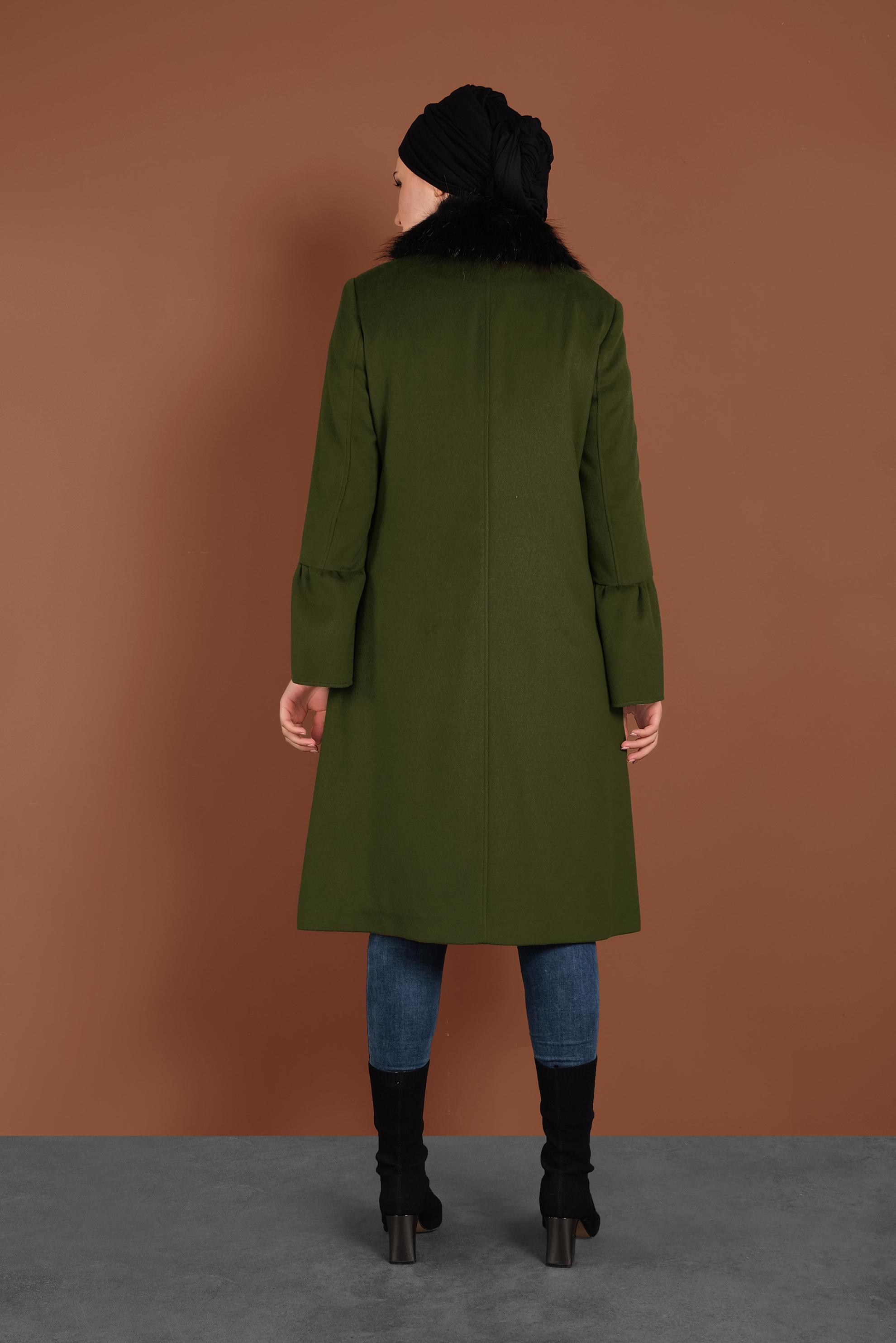 Tesettür giyim YEŞİL YAKASI KÜRKLÜ KOLLARI VOLANLI KABAN 9815 