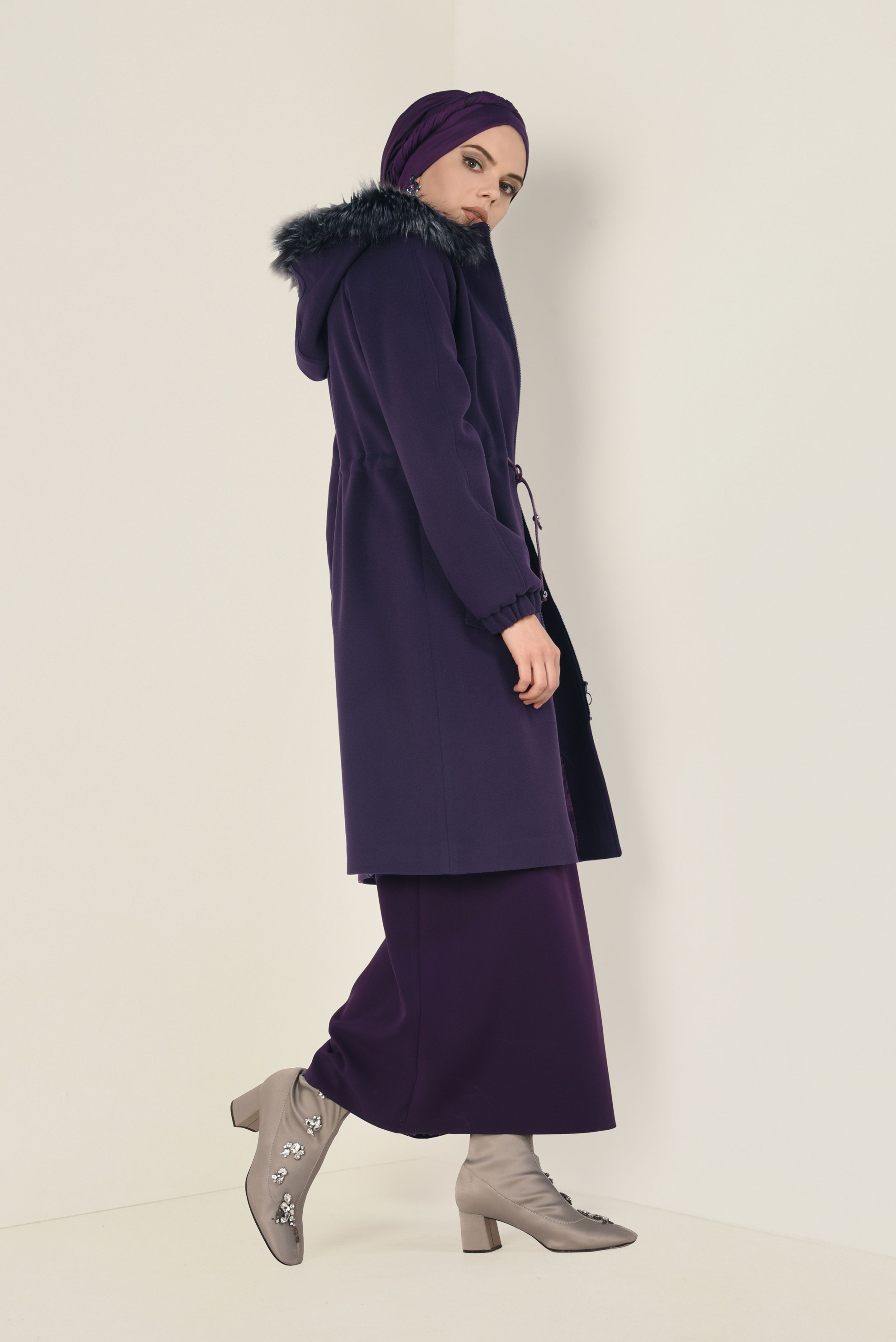 Tesettür giyim MOR BELİ BAĞCIKLI KAPÜŞONLU KAŞE KABAN 9820