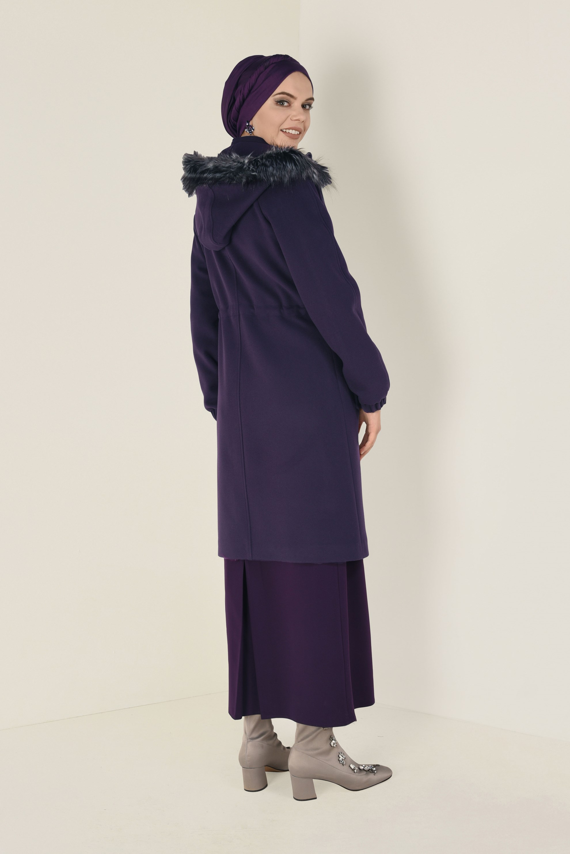 Tesettür giyim MOR BELİ BAĞCIKLI KAPÜŞONLU KAŞE KABAN 9820
