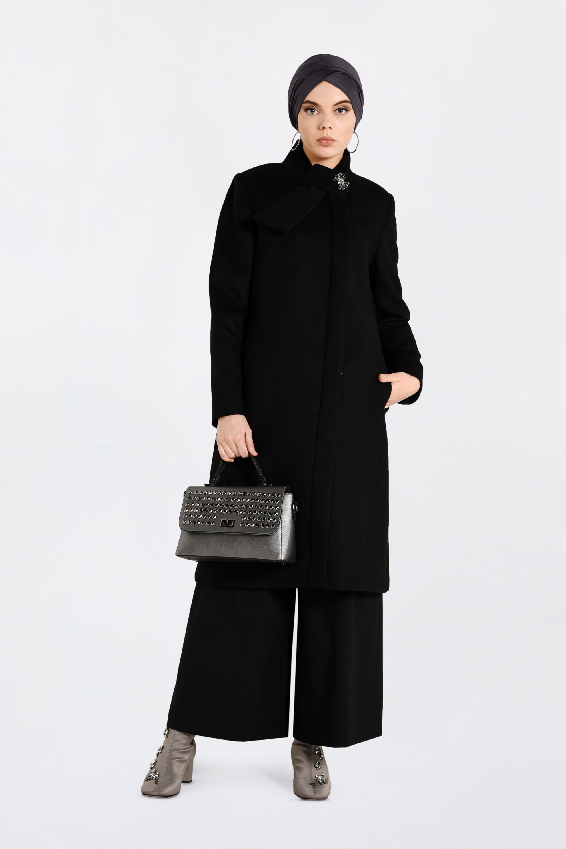 Tesettür giyim SİYAH BROŞ DETAYLI KAŞE KABAN 9821