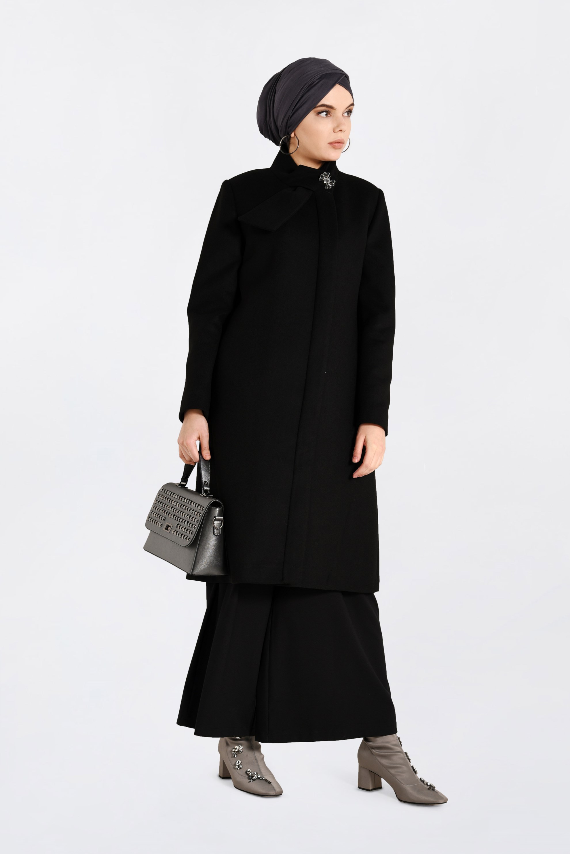 Tesettür giyim SİYAH BROŞ DETAYLI KAŞE KABAN 9821