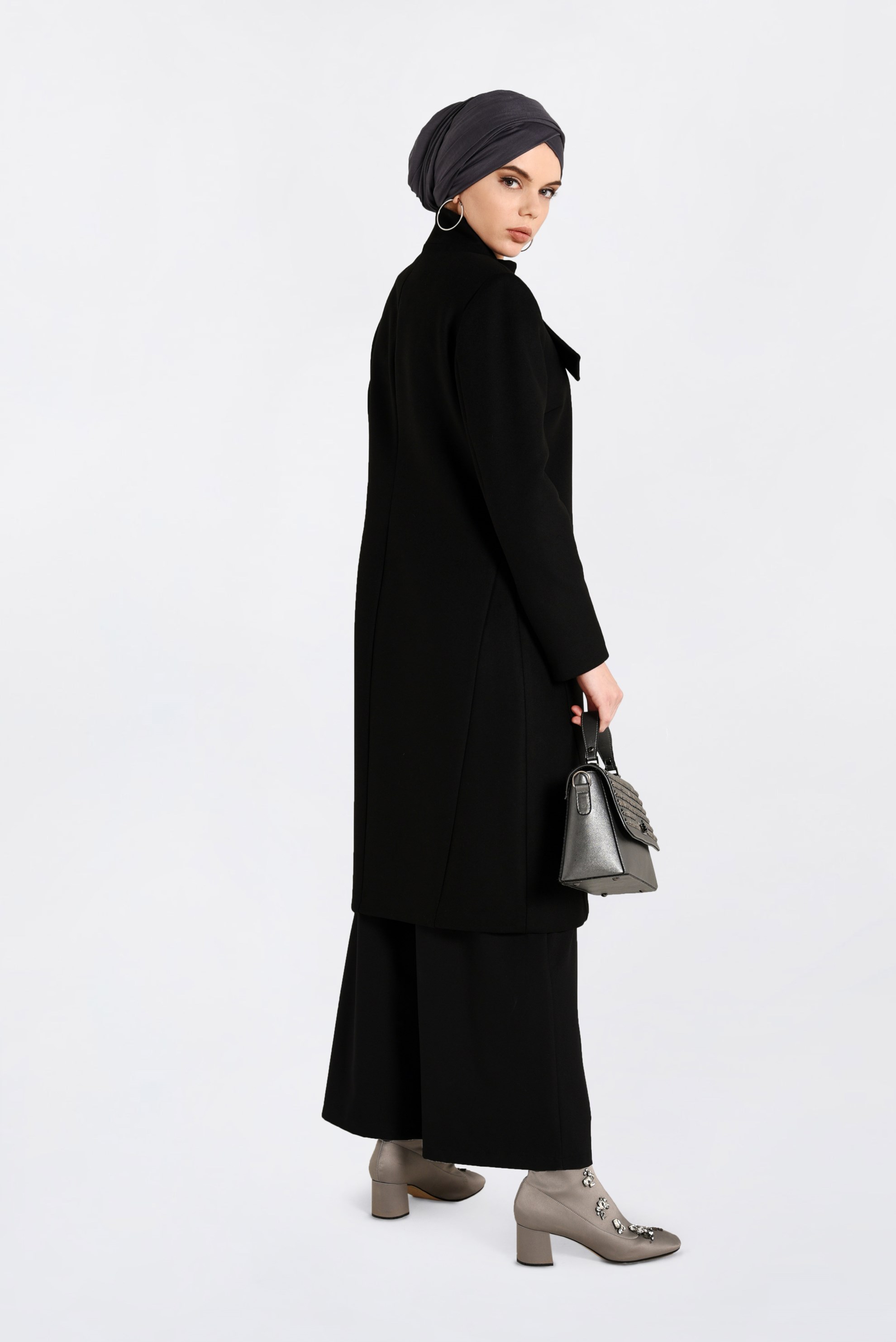 Tesettür giyim SİYAH BROŞ DETAYLI KAŞE KABAN 9821
