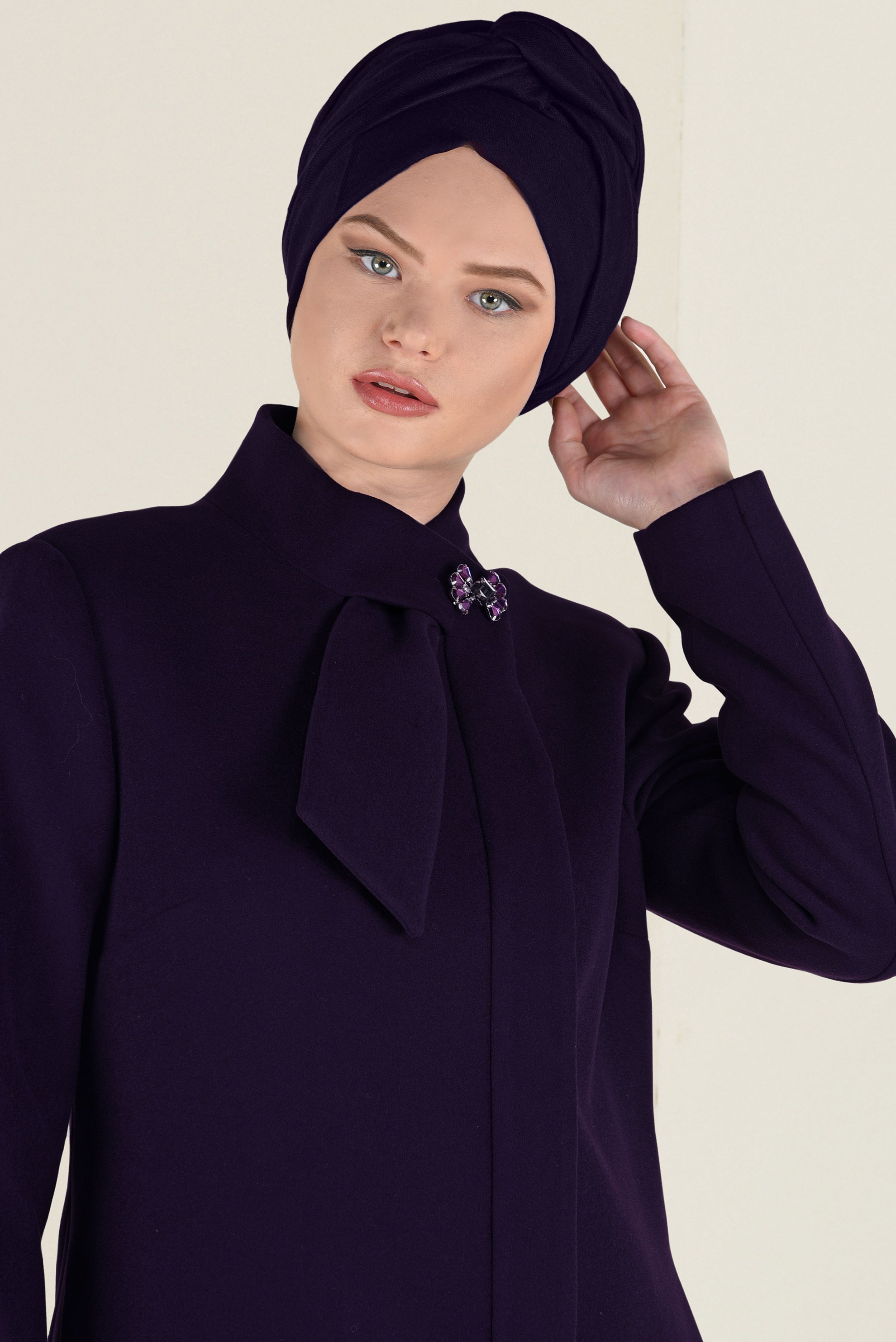 Tesettür giyim MOR BROŞ DETAYLI KAŞE KABAN 9821