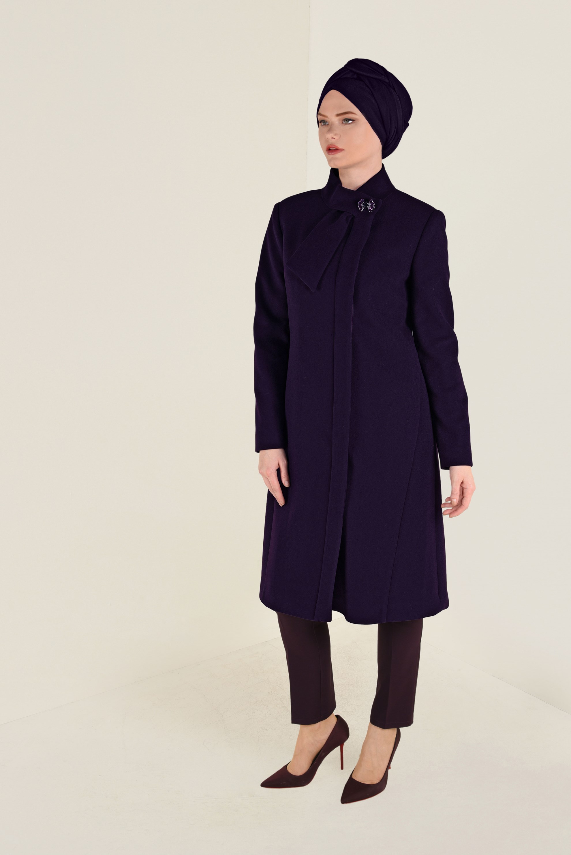 Tesettür giyim MOR BROŞ DETAYLI KAŞE KABAN 9821