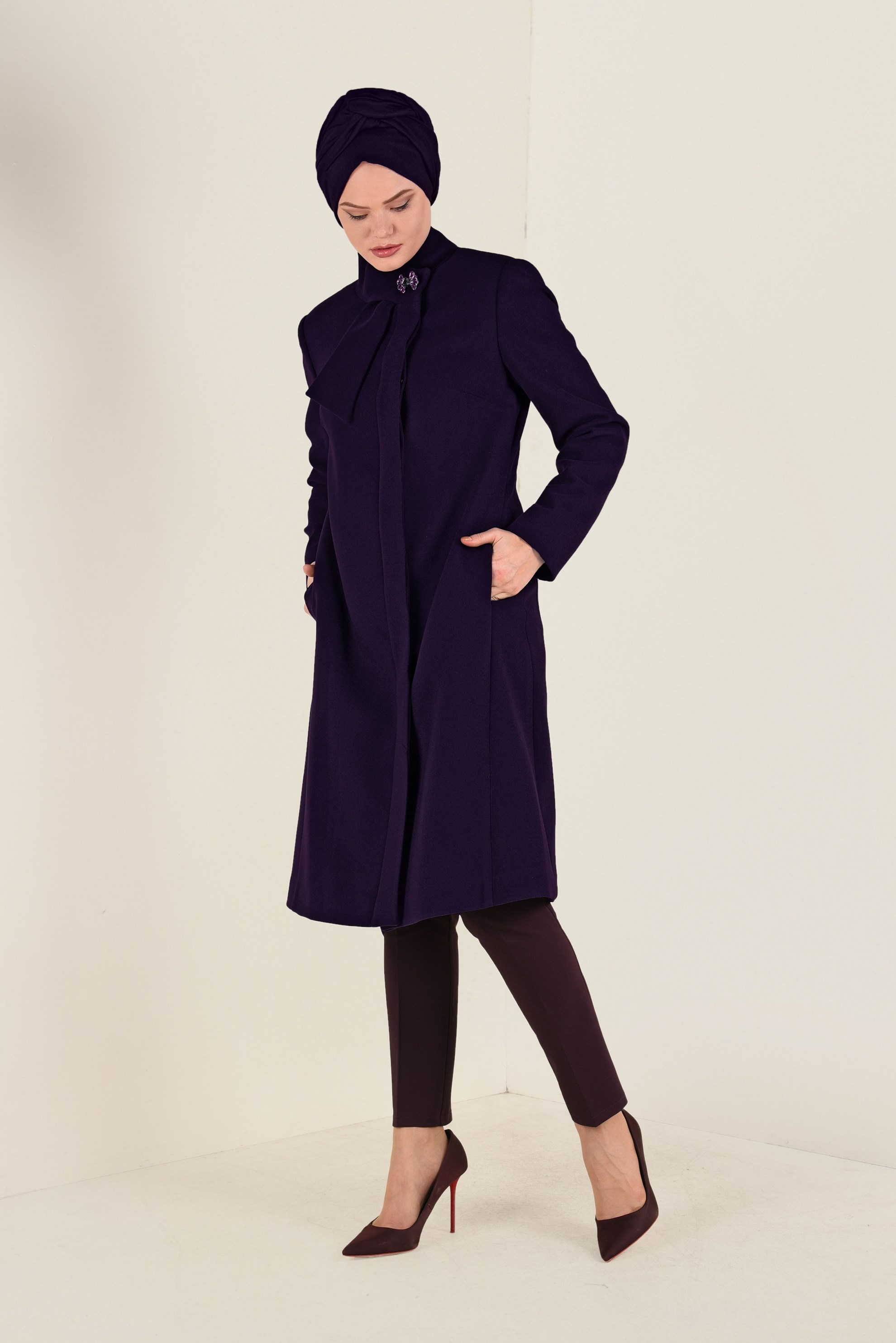 Tesettür giyim MOR BROŞ DETAYLI KAŞE KABAN 9821