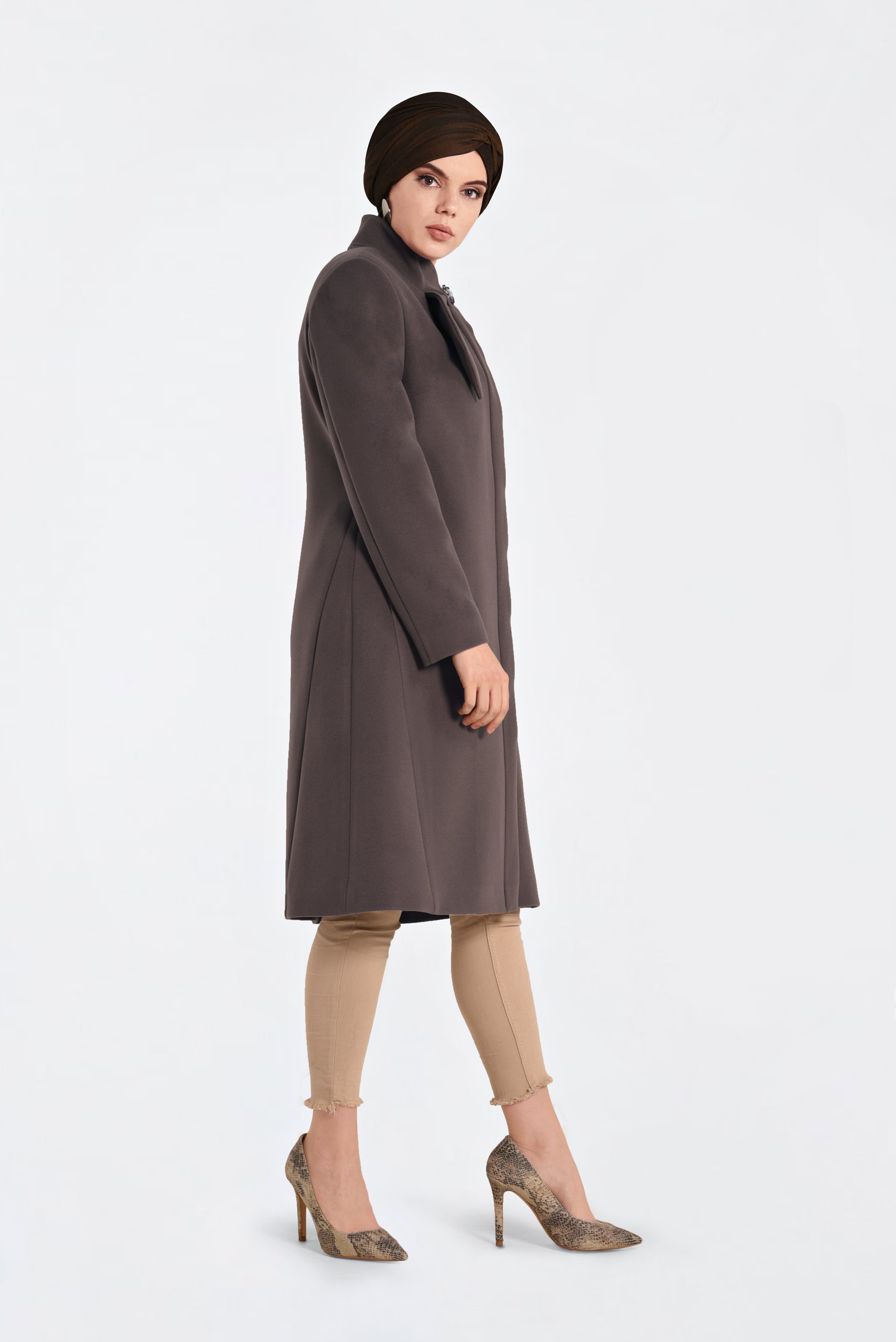 Tesettür giyim VİZON BROŞ DETAYLI KAŞE KABAN 9821