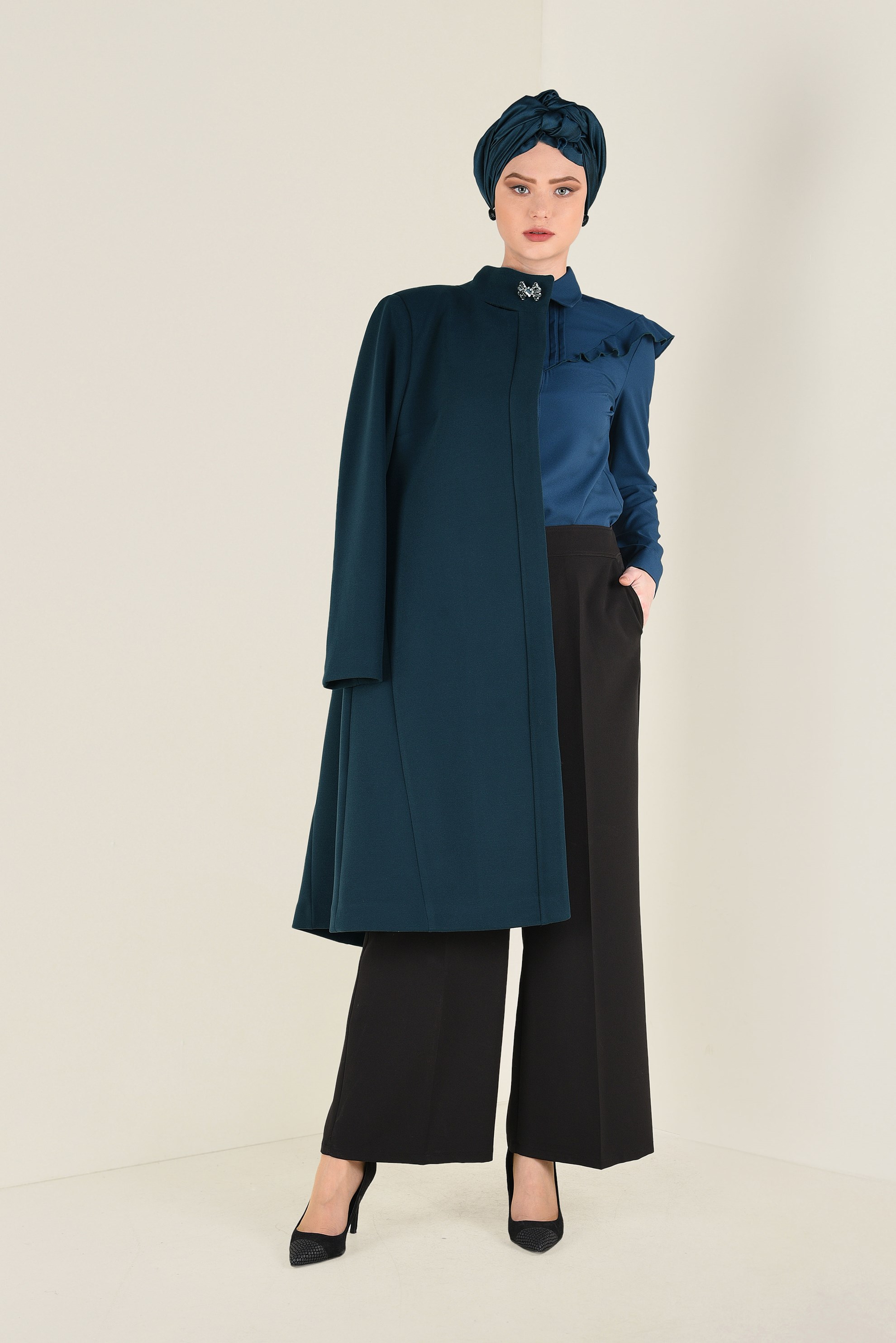 Tesettür giyim YEŞİL BROŞ DETAYLI KAŞE KABAN 9821