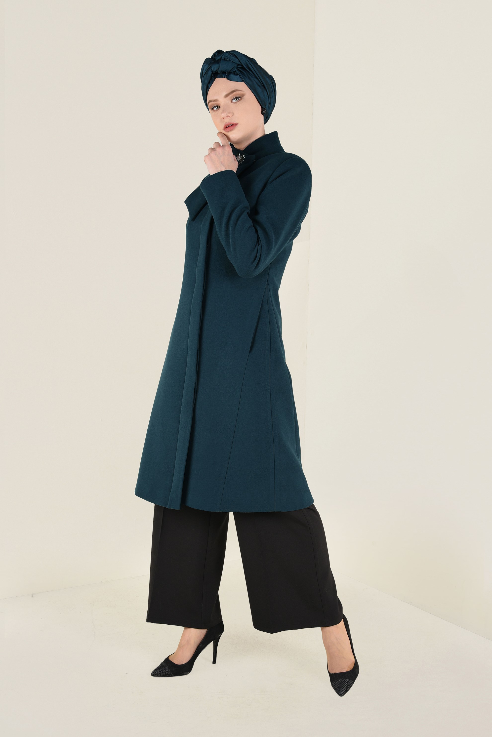 Tesettür giyim YEŞİL BROŞ DETAYLI KAŞE KABAN 9821