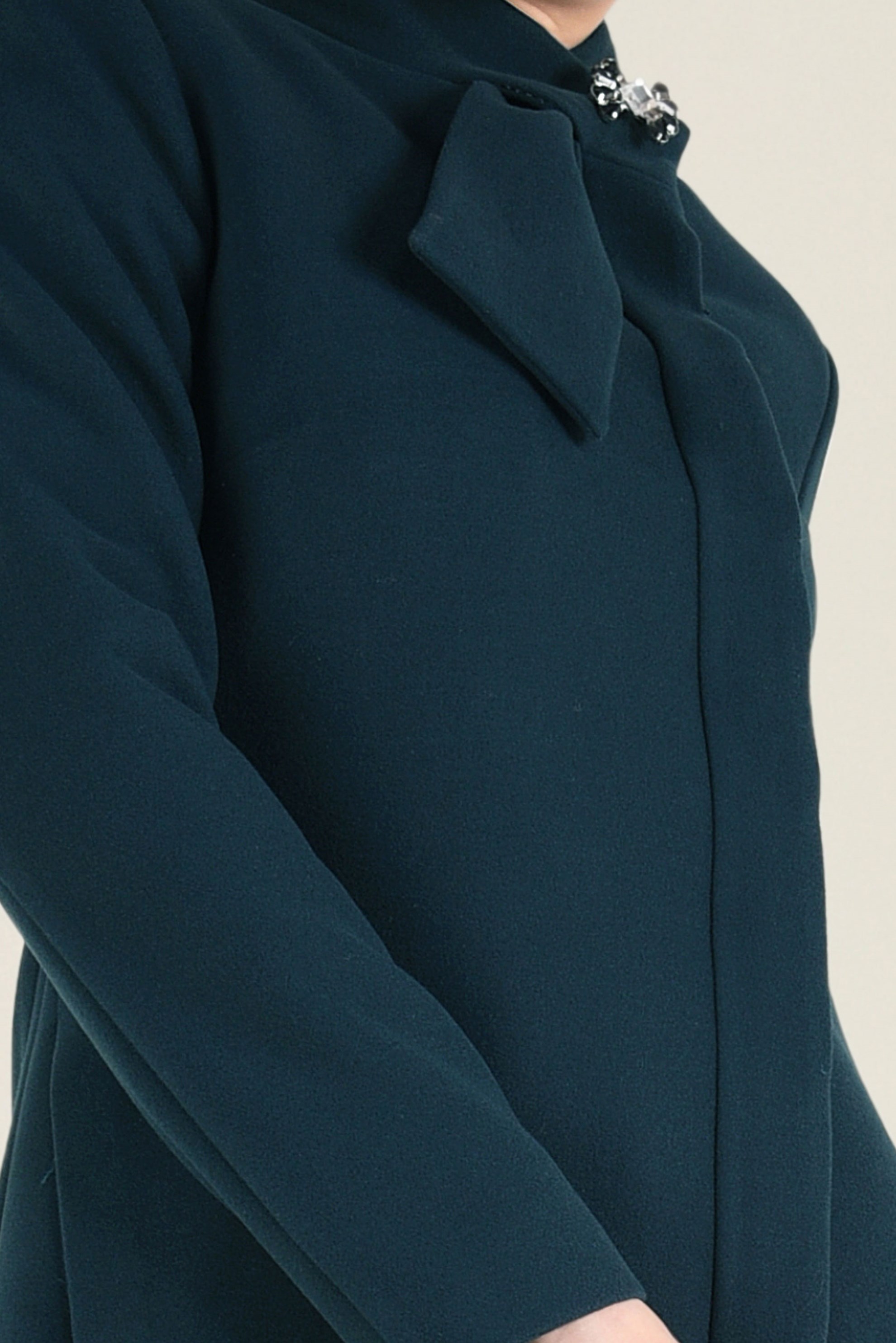 Tesettür giyim YEŞİL BROŞ DETAYLI KAŞE KABAN 9821