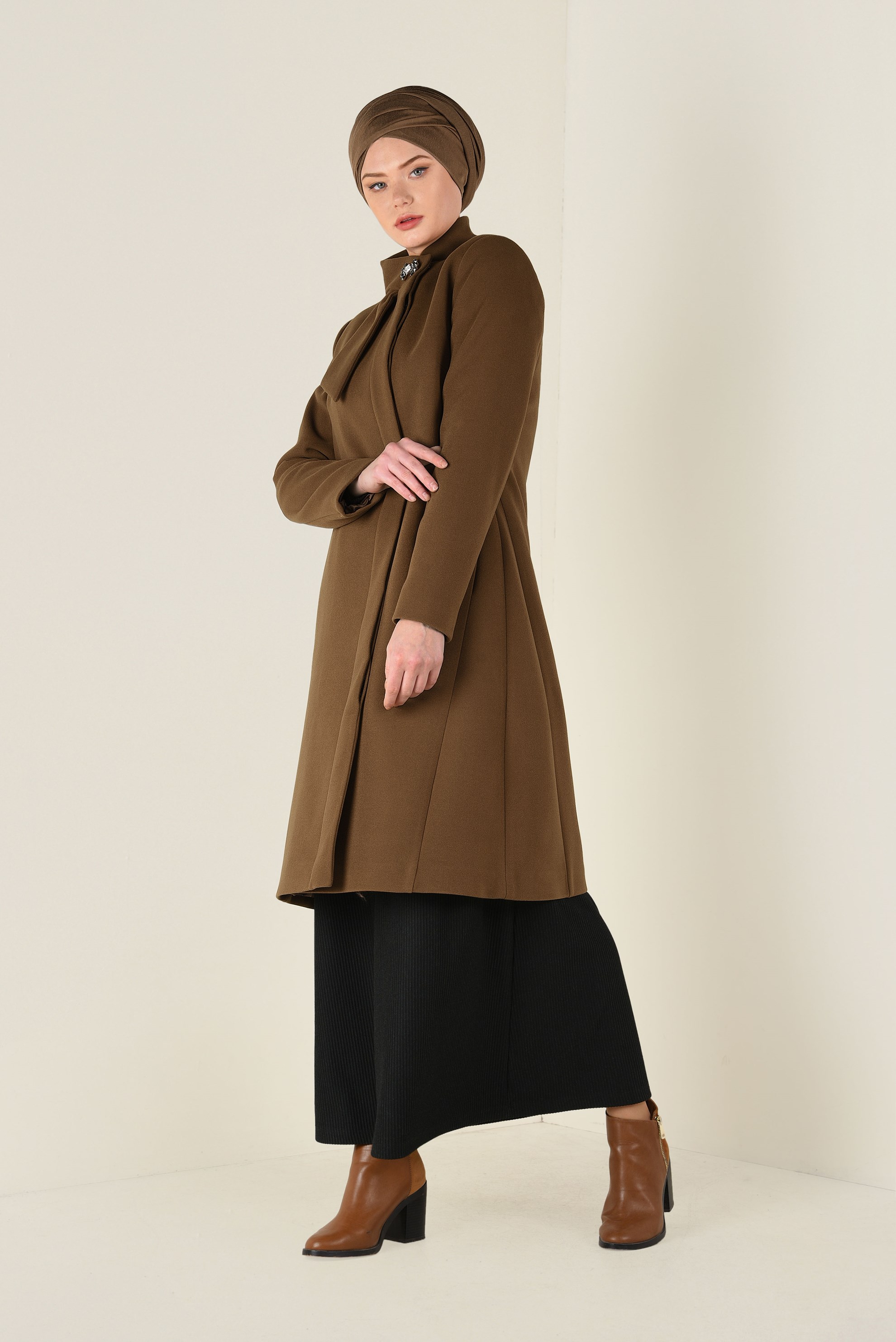 Tesettür giyim TABA BROŞ DETAYLI KAŞE KABAN 9821