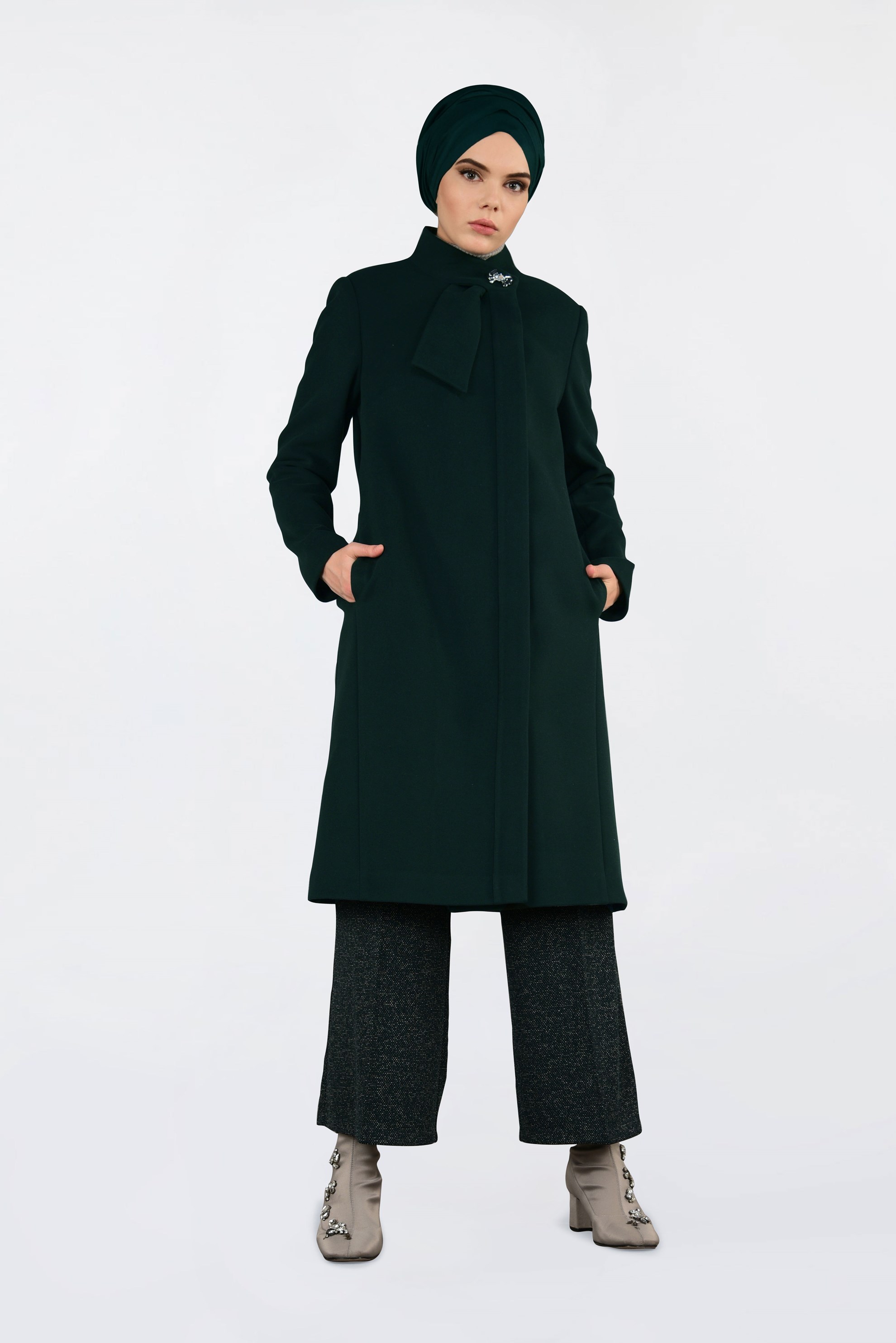 Tesettür giyim YEŞİL BROŞ DETAYLI KAŞE KABAN 9821