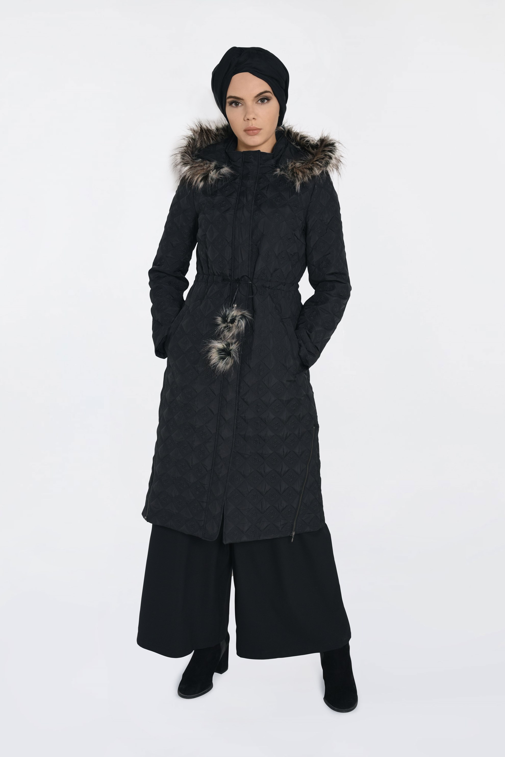 Tesettür giyim SİYAH KAPÜŞONU KÜRKLÜ YANLARI FERMUAR DETAYLI KABAN 9825