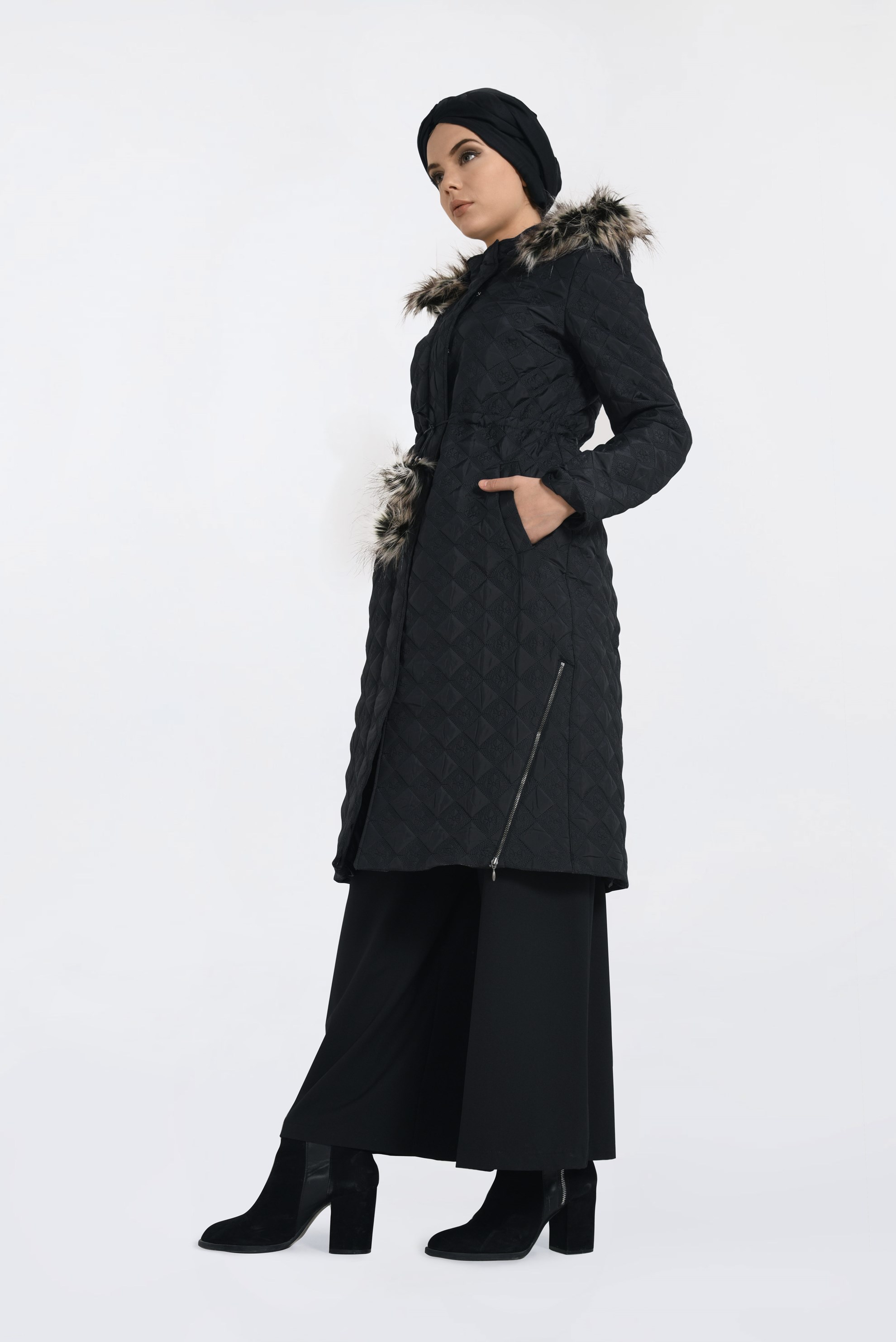 Tesettür giyim SİYAH KAPÜŞONU KÜRKLÜ YANLARI FERMUAR DETAYLI KABAN 9825