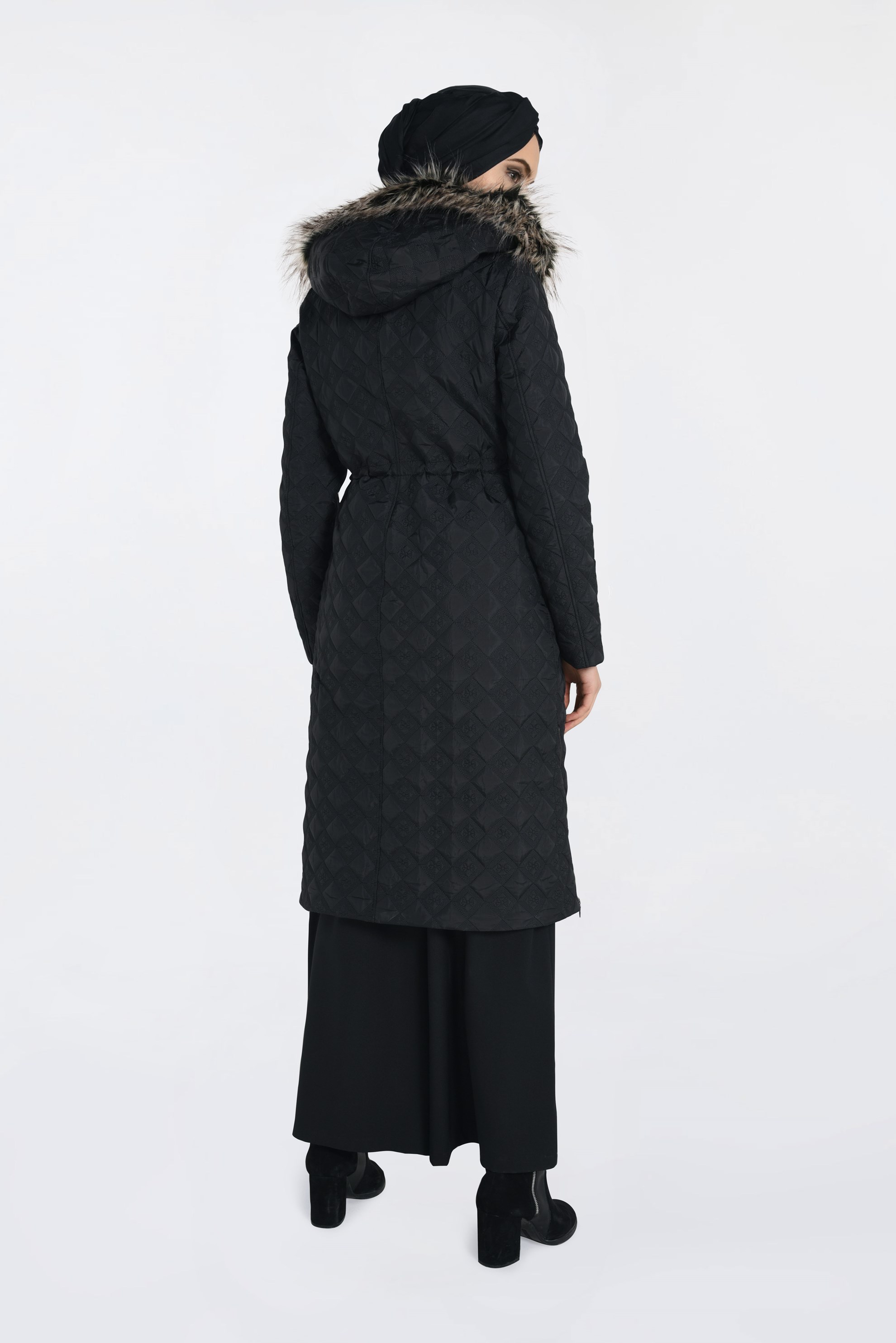 Tesettür giyim SİYAH KAPÜŞONU KÜRKLÜ YANLARI FERMUAR DETAYLI KABAN 9825