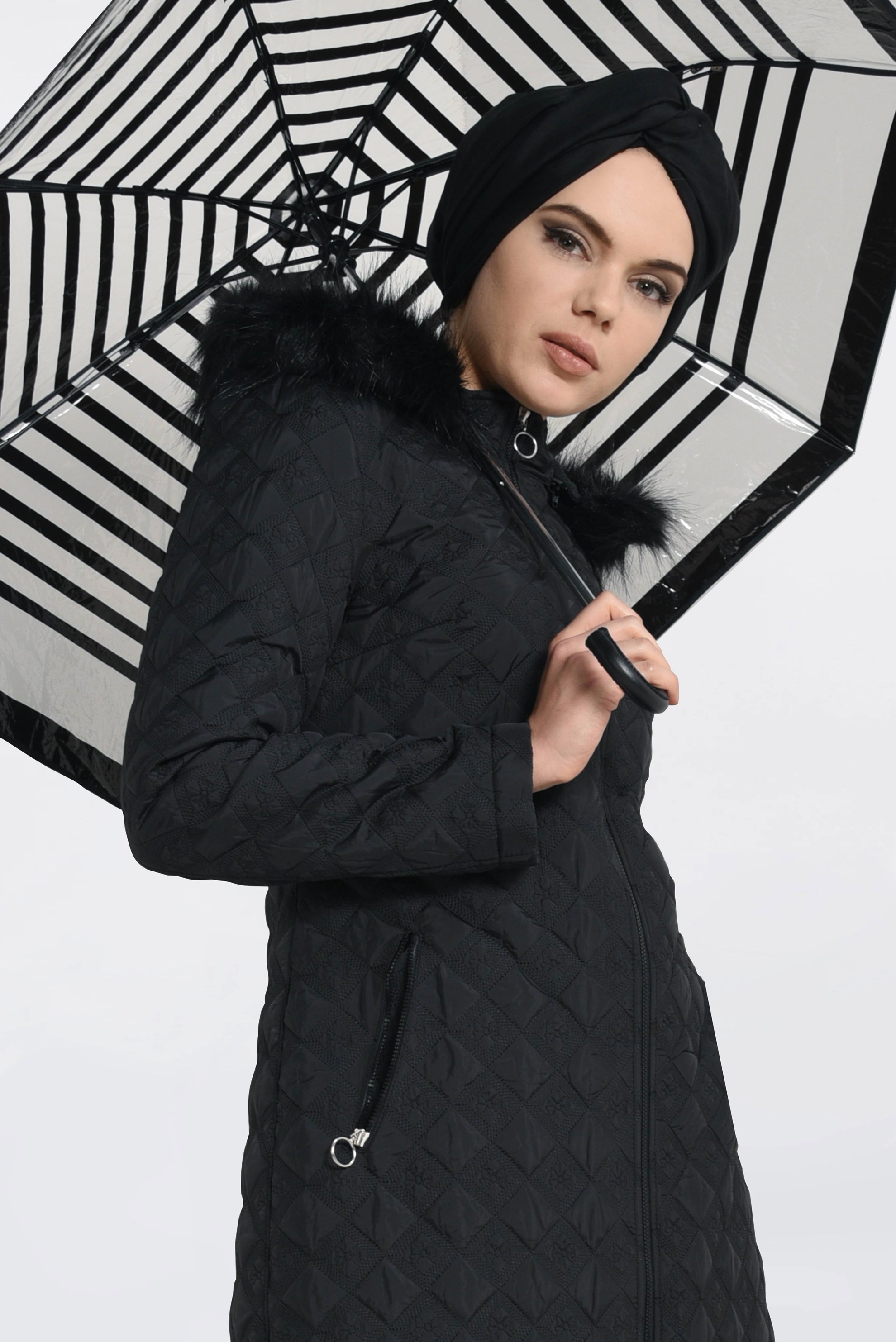 Tesettür giyim SİYAH KAPÜŞONU KÜRKLÜ FERMUARLI KABAN 9827