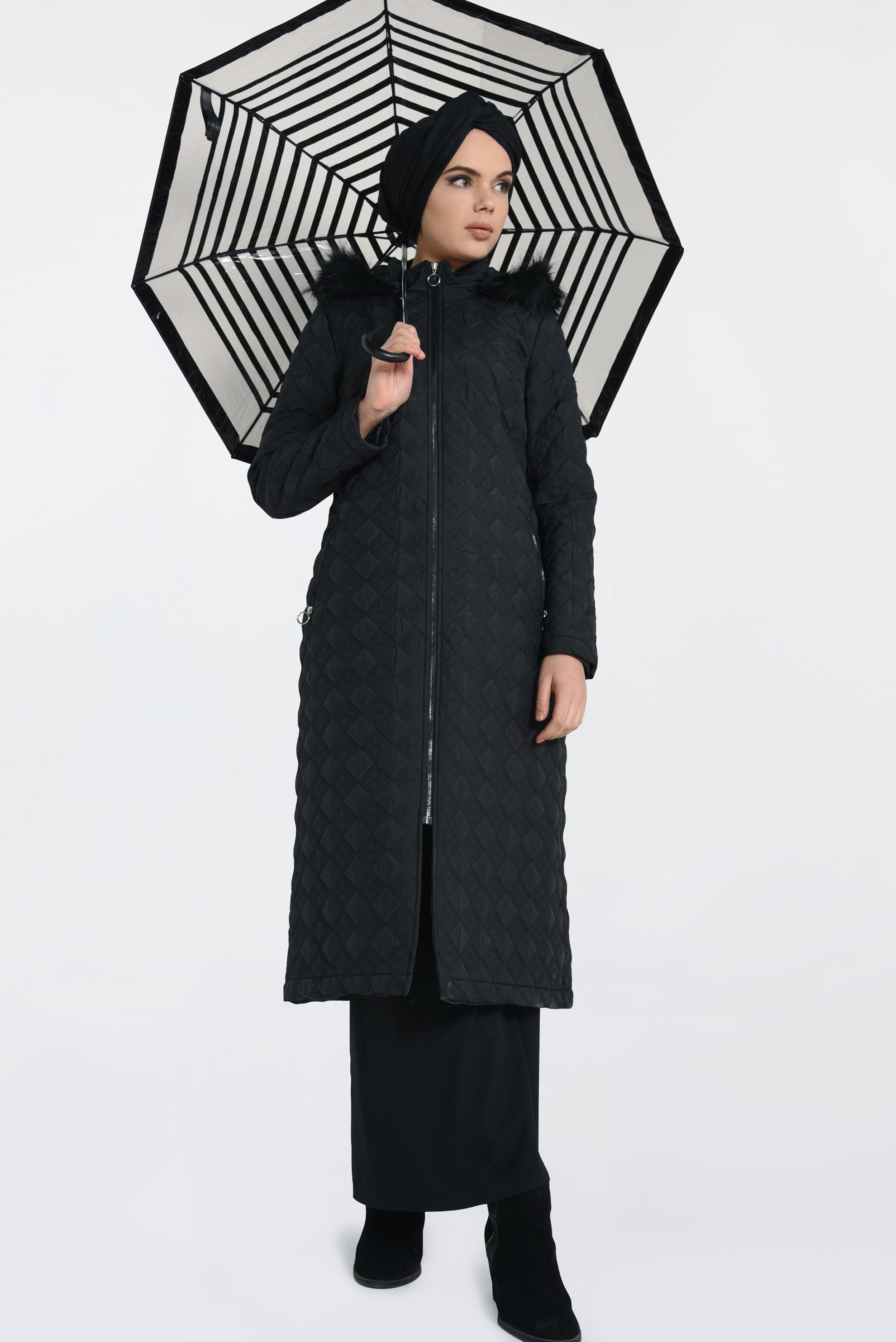 Tesettür giyim SİYAH KAPÜŞONU KÜRKLÜ FERMUARLI KABAN 9827