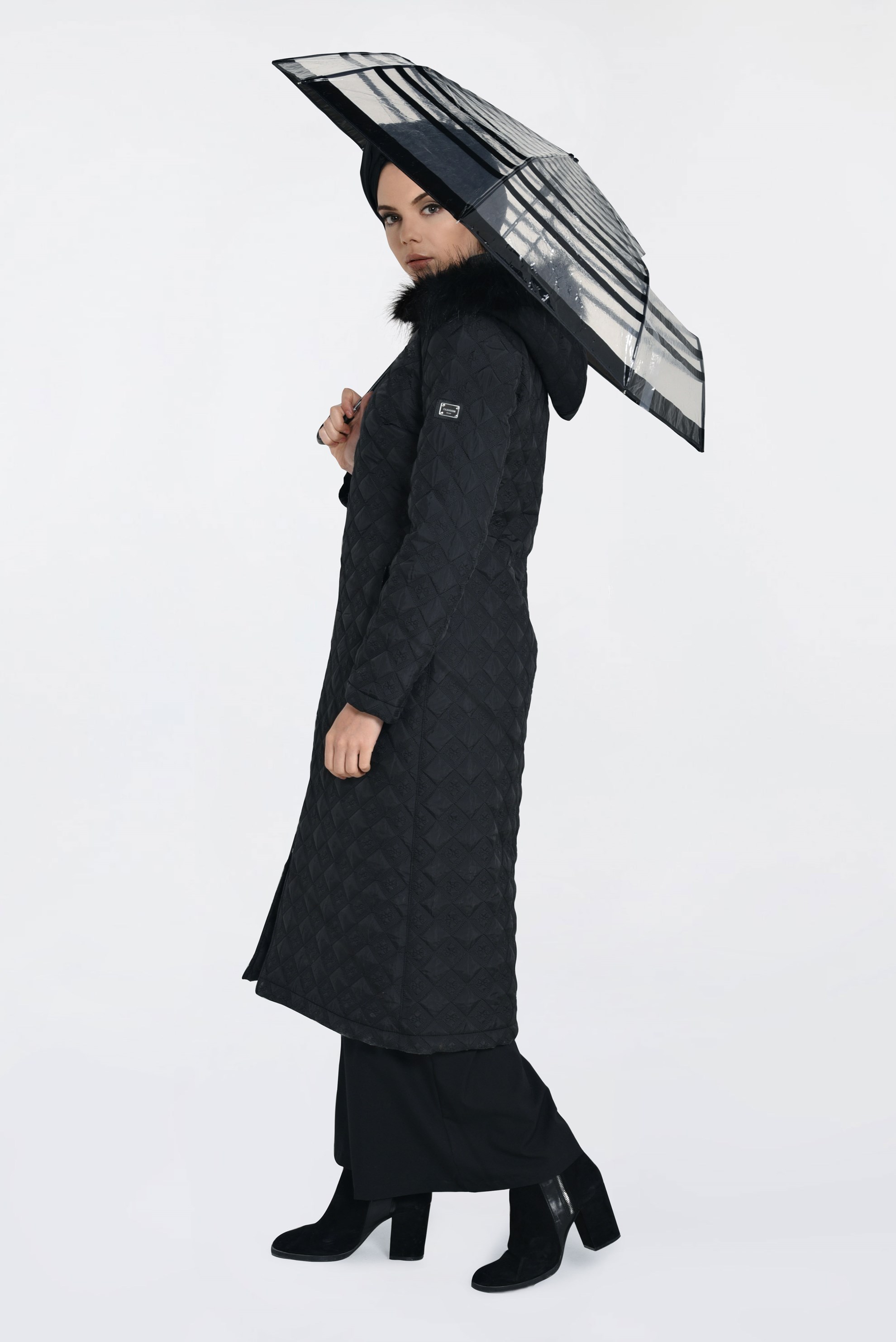 Tesettür giyim SİYAH KAPÜŞONU KÜRKLÜ FERMUARLI KABAN 9827