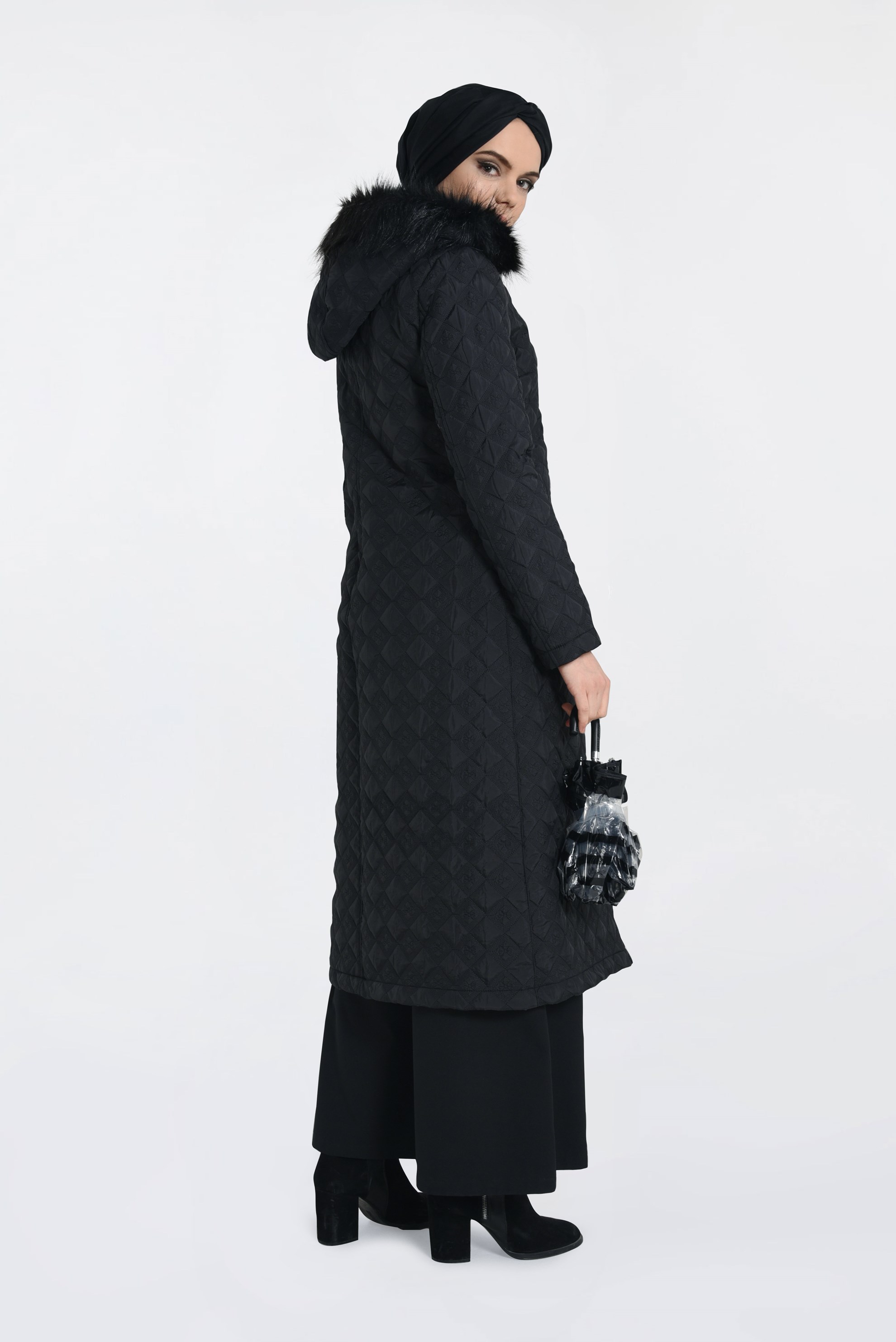 Tesettür giyim SİYAH KAPÜŞONU KÜRKLÜ FERMUARLI KABAN 9827