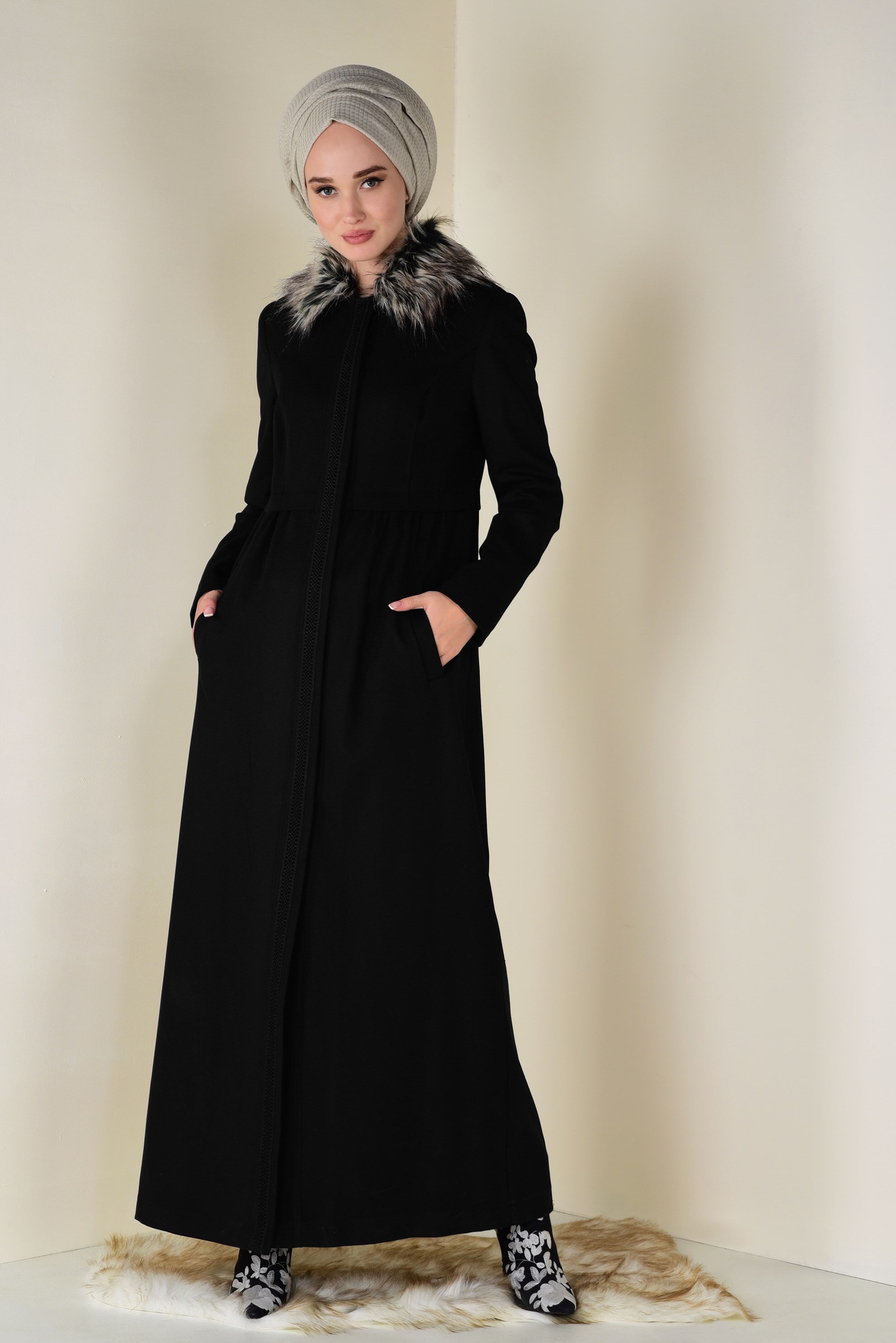 Tesettür giyim SİYAH YAKASI KÜRK DETAYLI FERMUARLI MANTO 9760