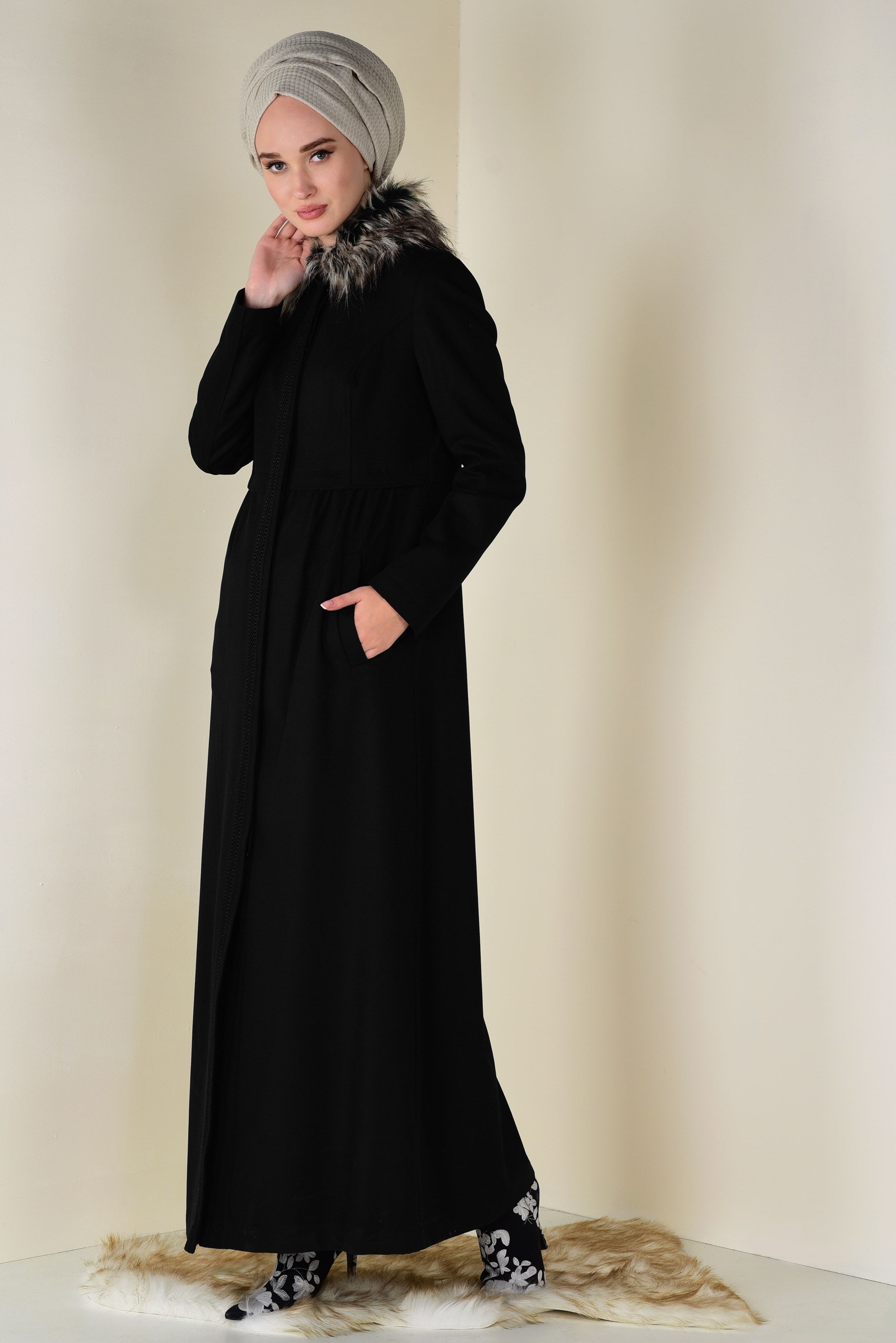 Tesettür giyim SİYAH YAKASI KÜRK DETAYLI FERMUARLI MANTO 9760