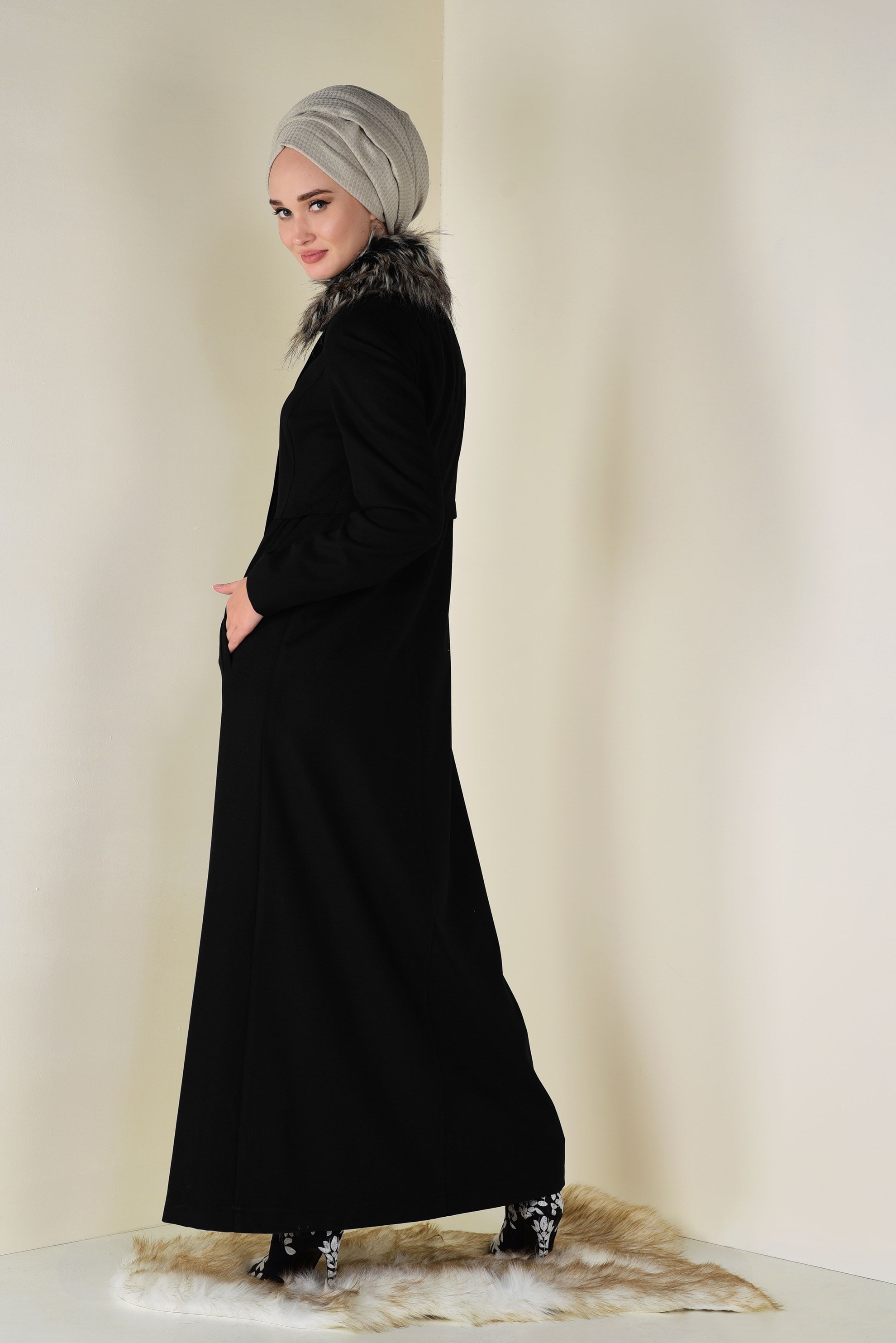 Tesettür giyim SİYAH YAKASI KÜRK DETAYLI FERMUARLI MANTO 9760