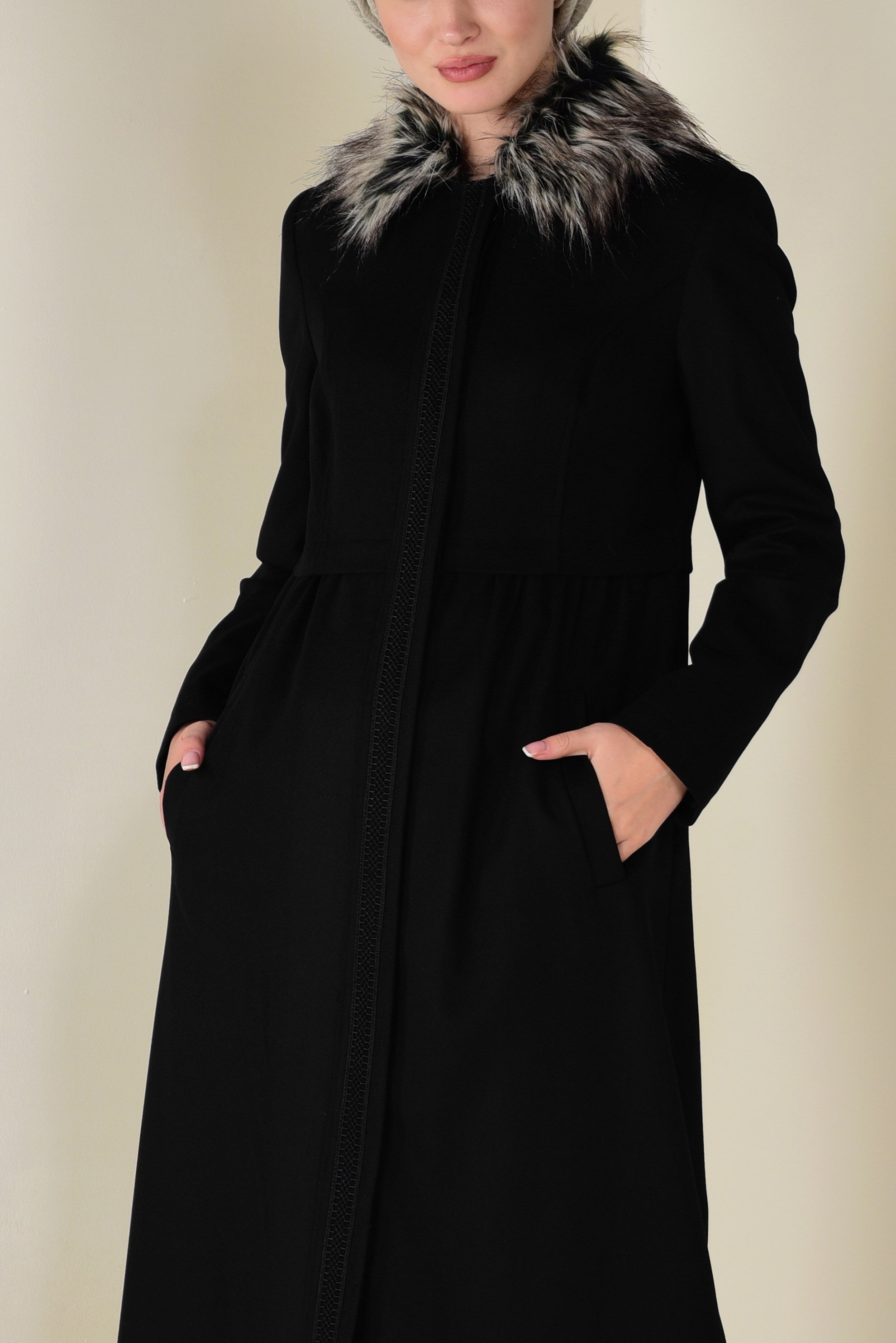 Tesettür giyim SİYAH YAKASI KÜRK DETAYLI FERMUARLI MANTO 9760