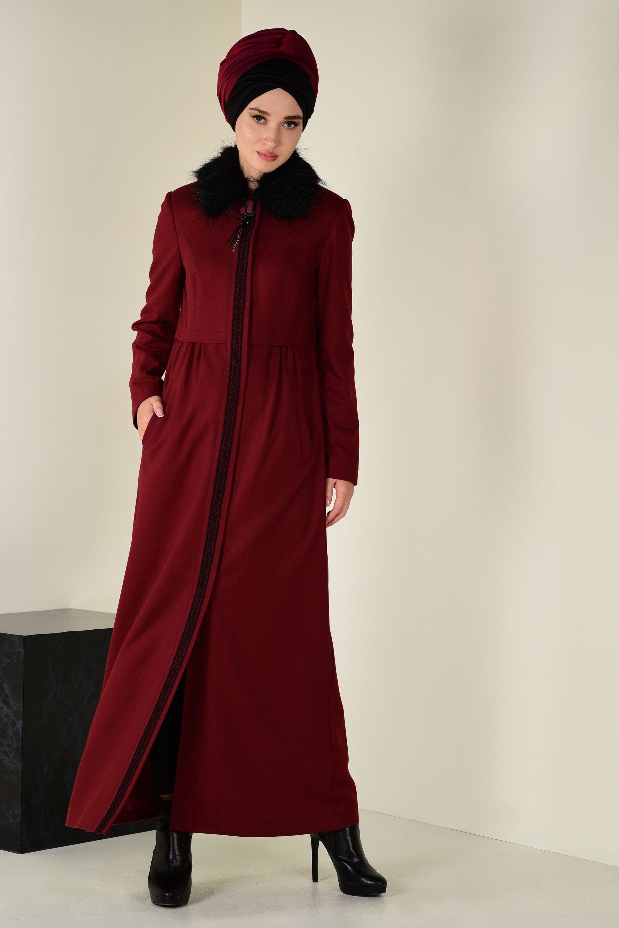 Tesettür giyim TURUNCU YAKASI KÜRK DETAYLI FERMUARLI MANTO 9760