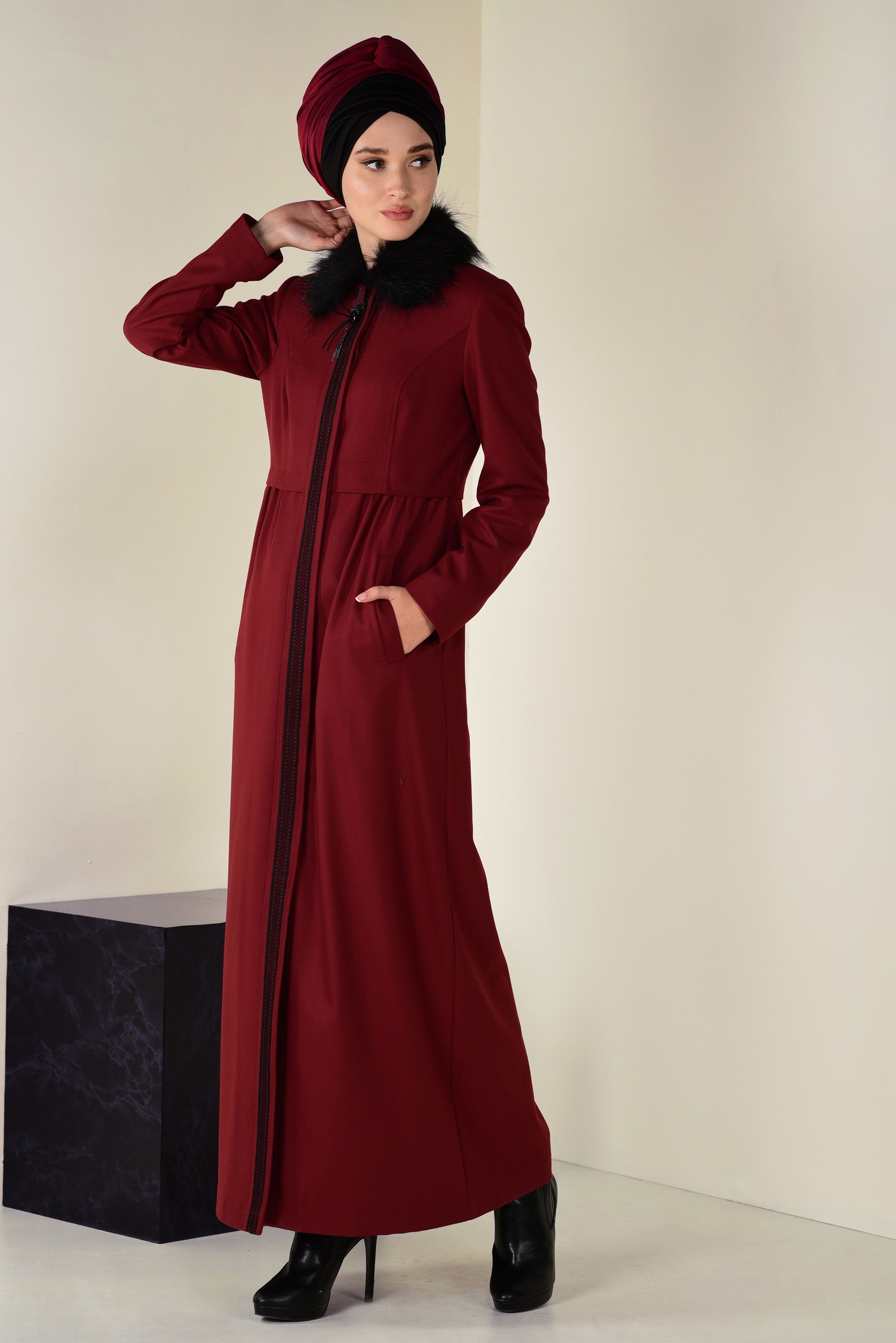 Tesettür giyim TURUNCU YAKASI KÜRK DETAYLI FERMUARLI MANTO 9760