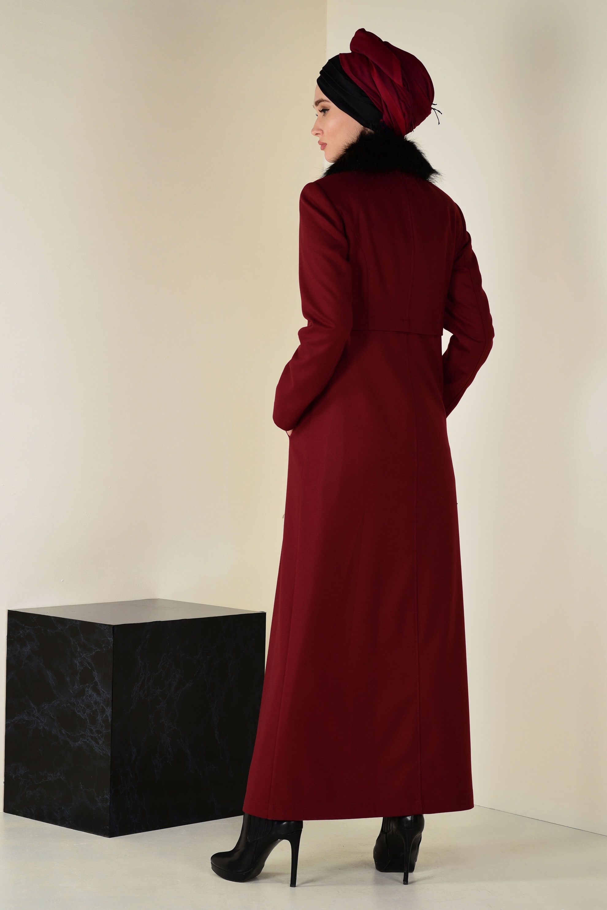 Tesettür giyim TURUNCU YAKASI KÜRK DETAYLI FERMUARLI MANTO 9760