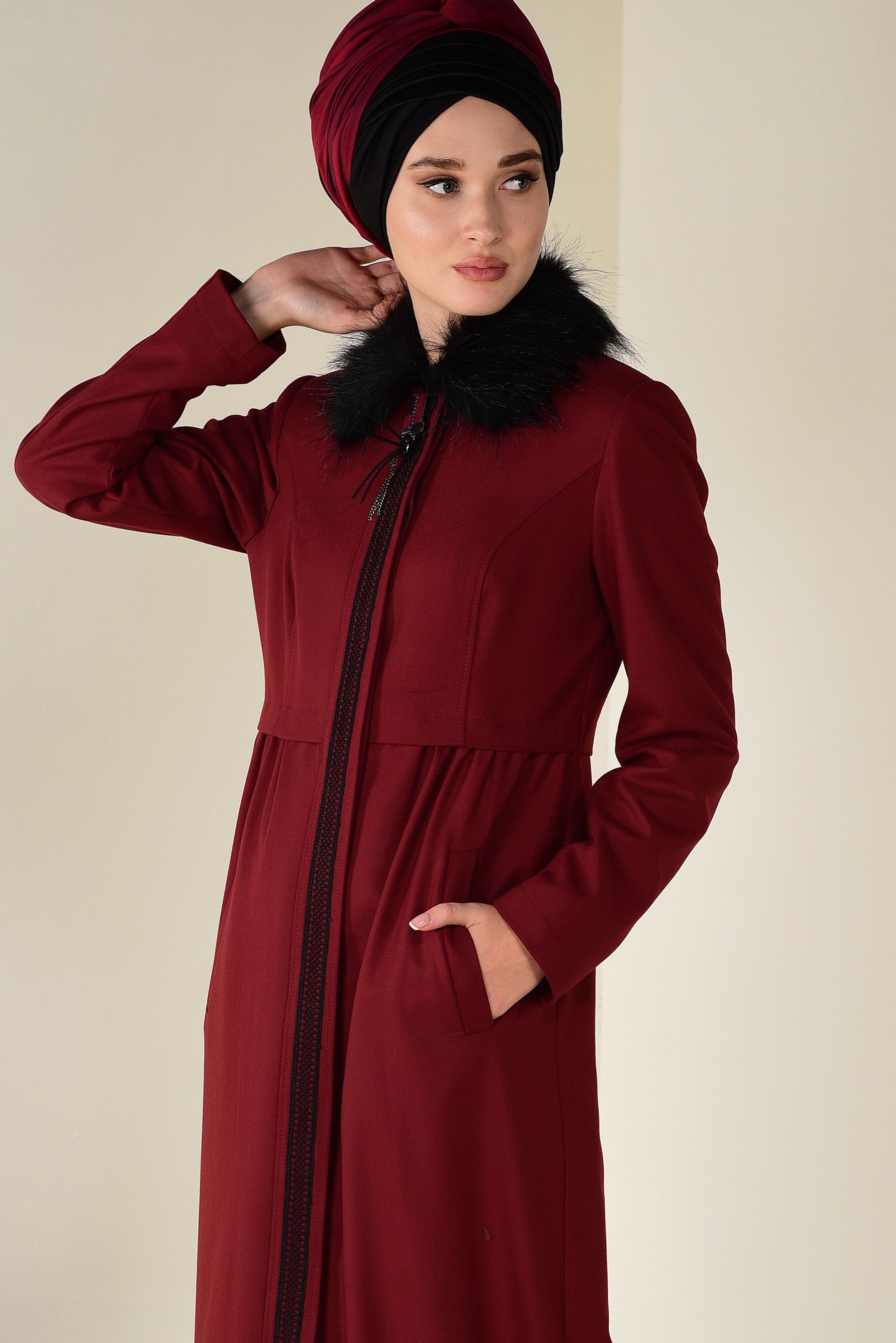 Tesettür giyim TURUNCU YAKASI KÜRK DETAYLI FERMUARLI MANTO 9760