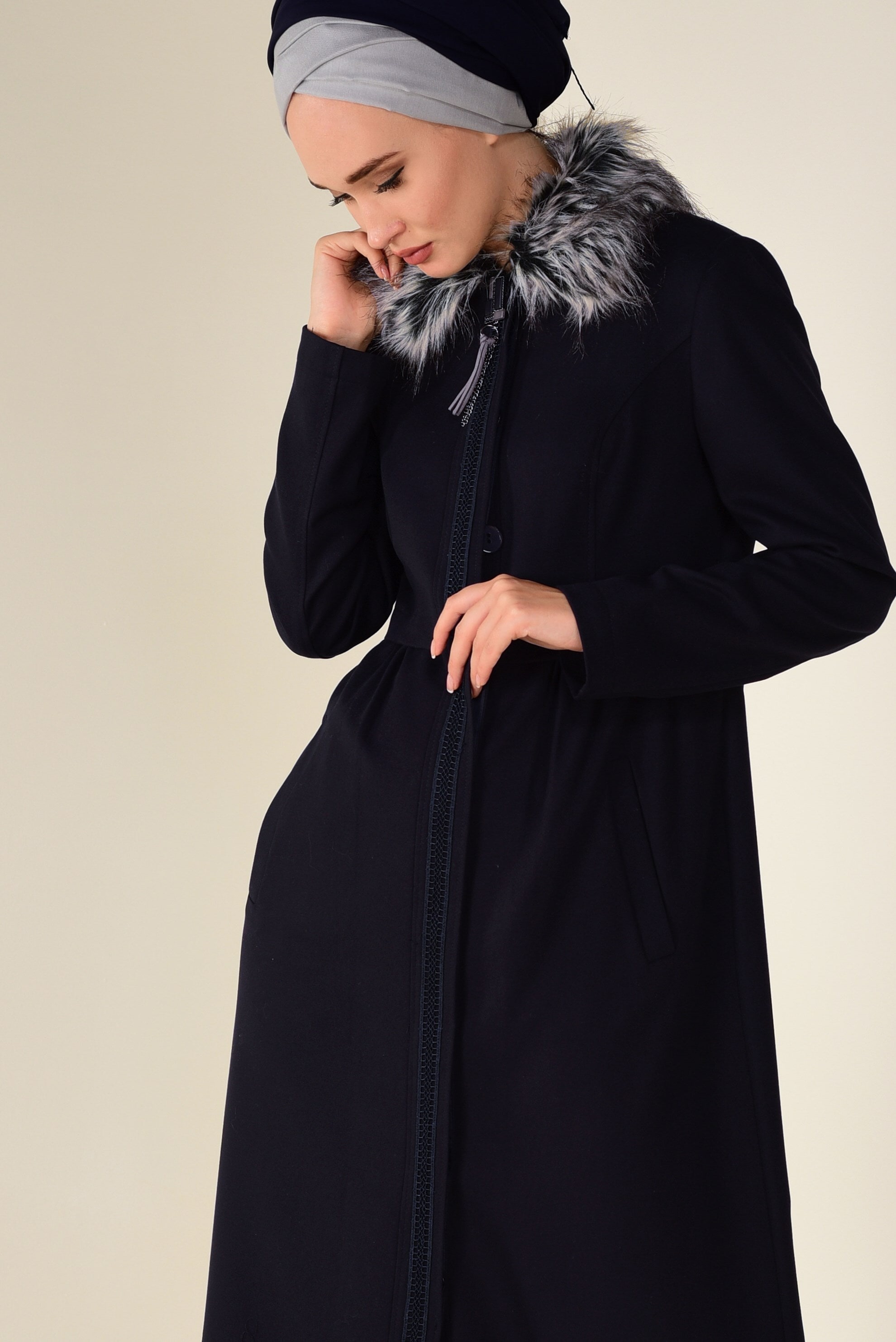 Tesettür giyim LACİVERT YAKASI KÜRK DETAYLI FERMUARLI MANTO 9760