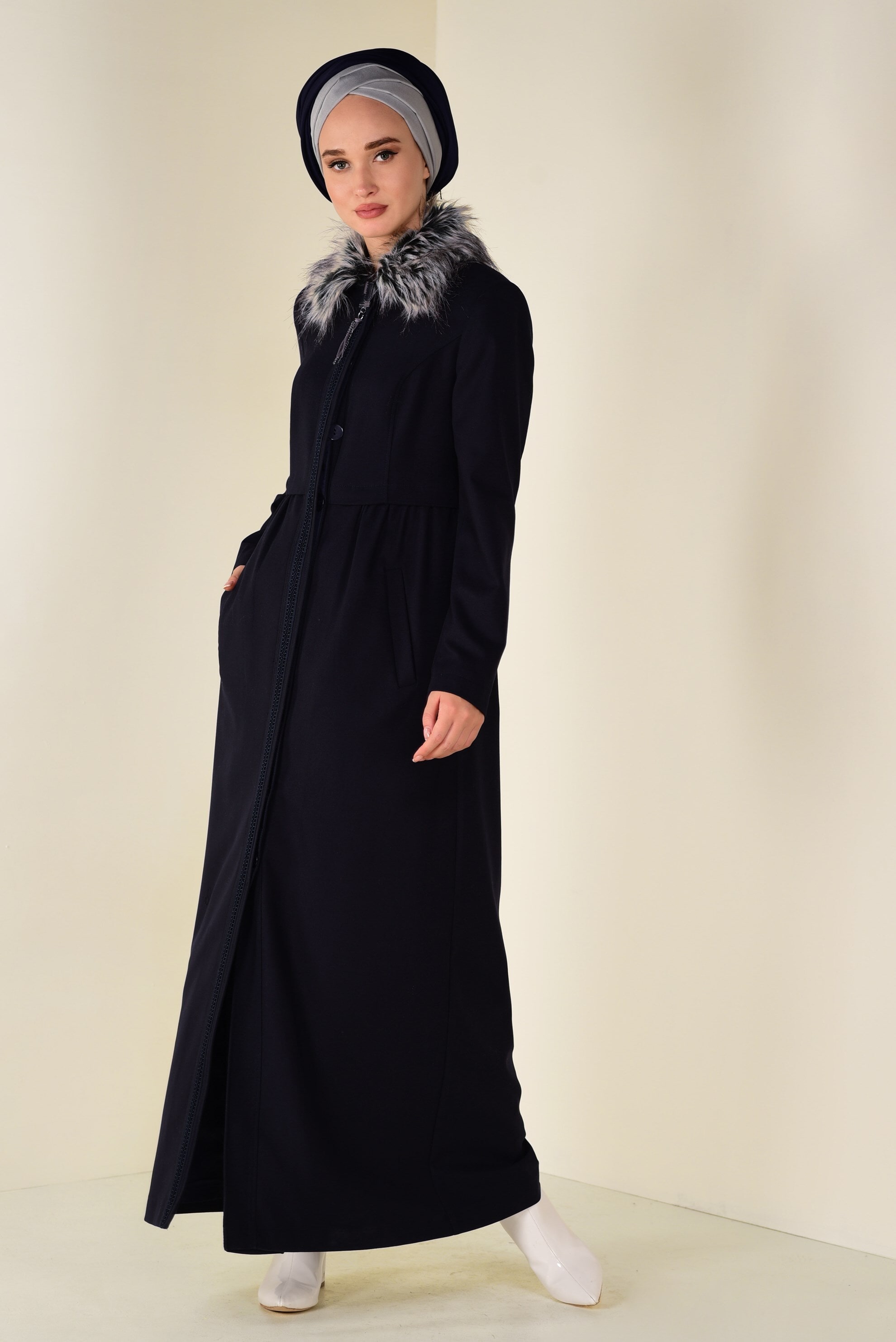 Tesettür giyim LACİVERT YAKASI KÜRK DETAYLI FERMUARLI MANTO 9760